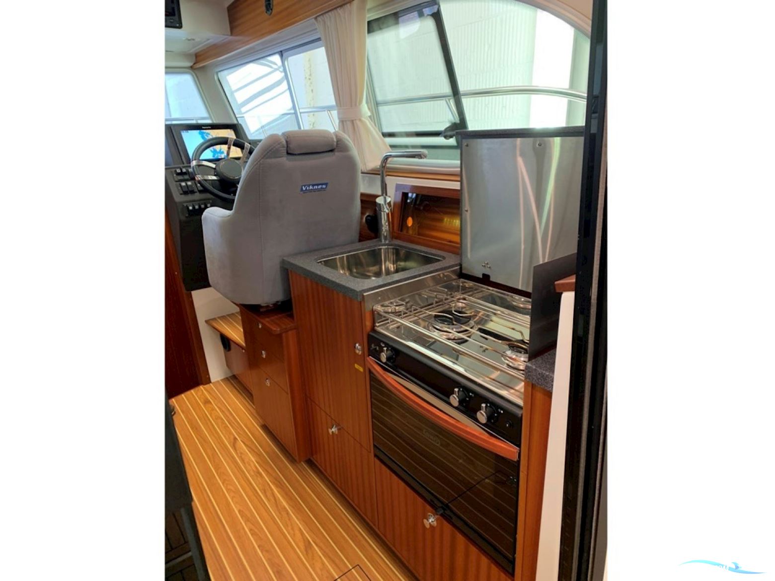 Viknes 930, Diesel V8 370hk