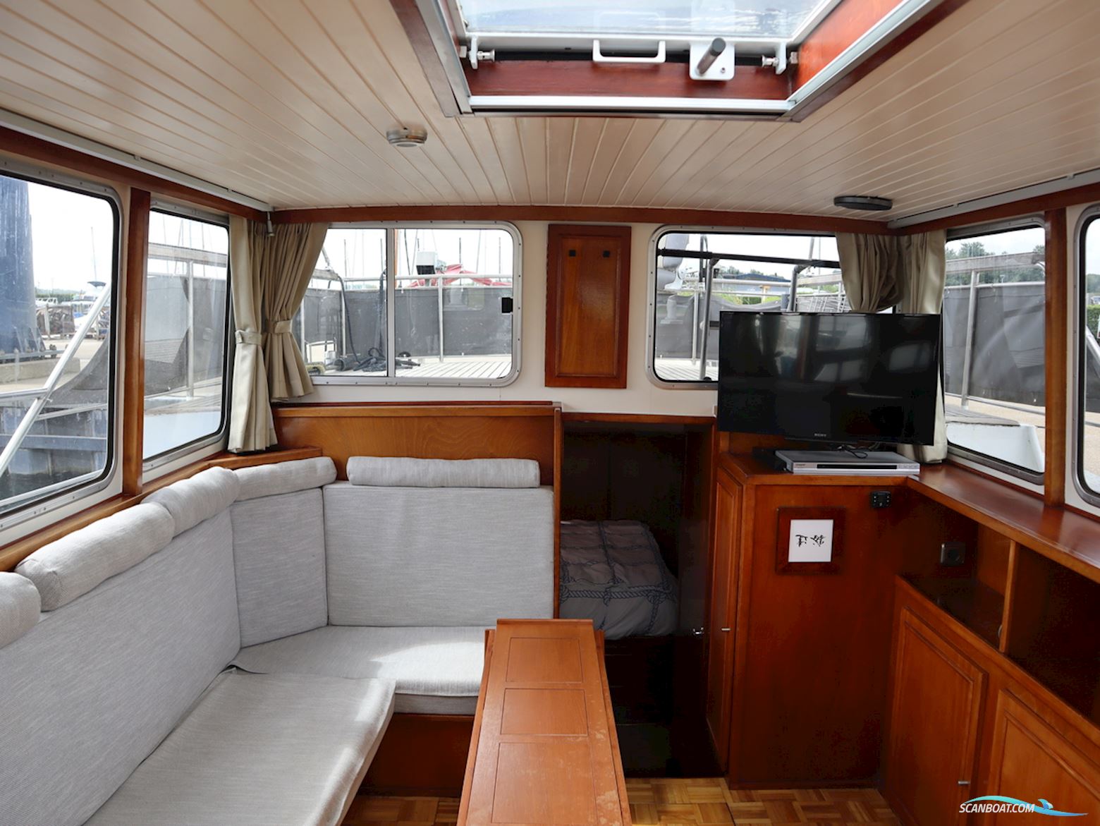 Vissers Trawler 1050