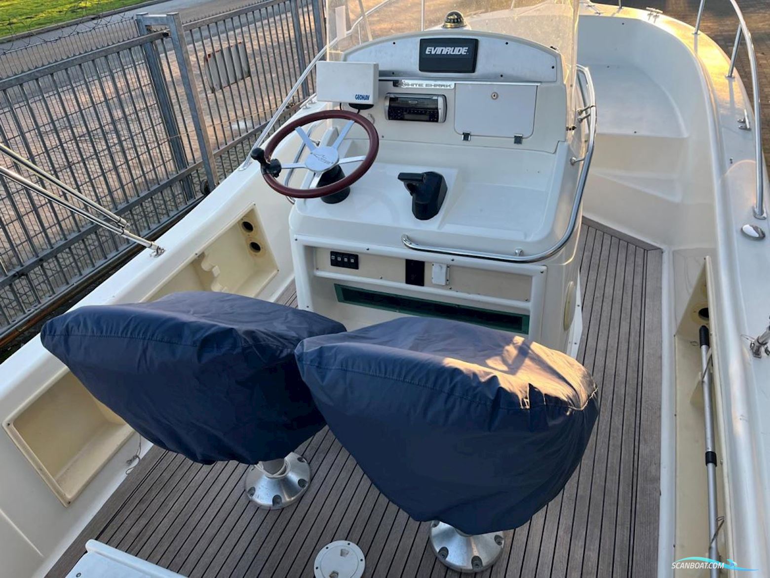 White-Shark 225 Console