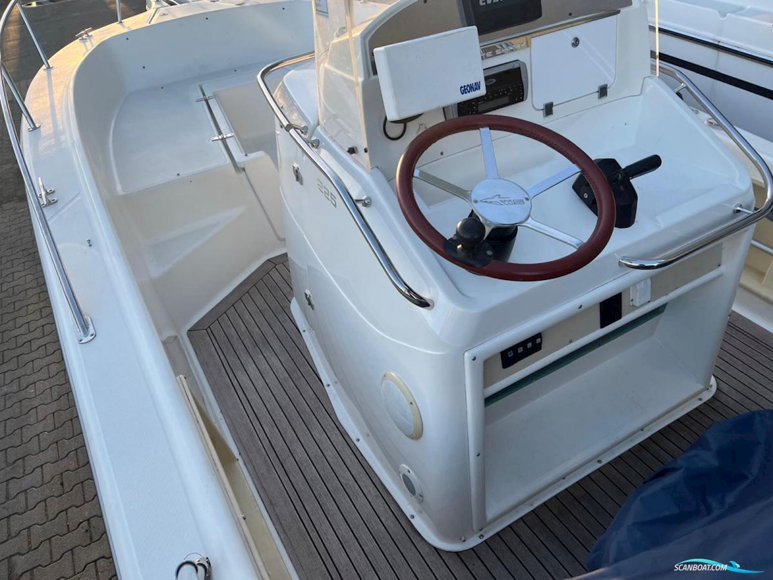 White-Shark 225 Console