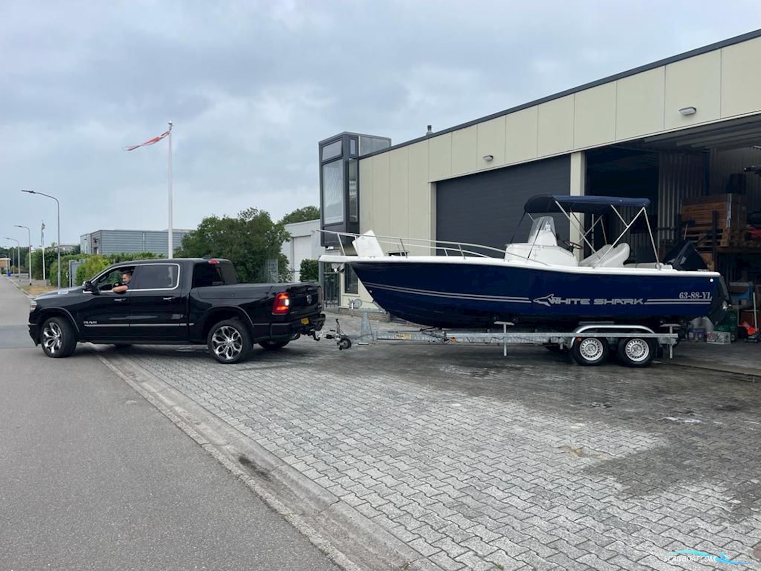 White-Shark 225 Console