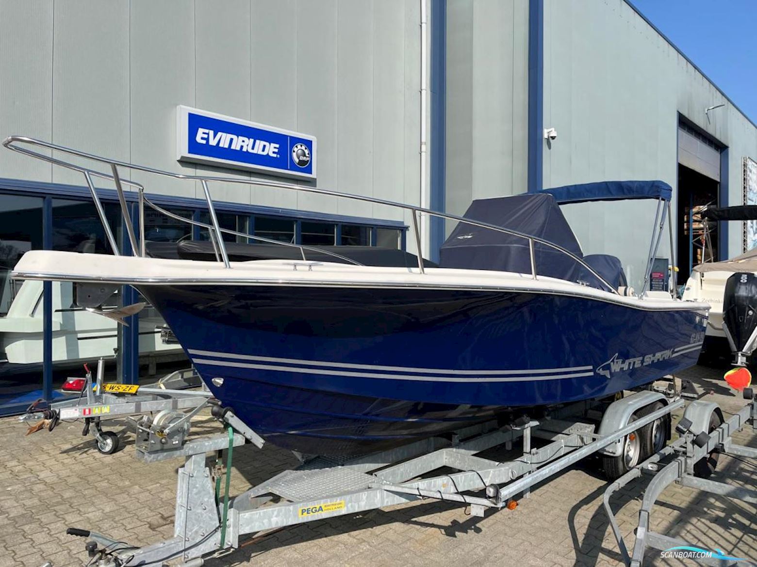 White-Shark 225 Console