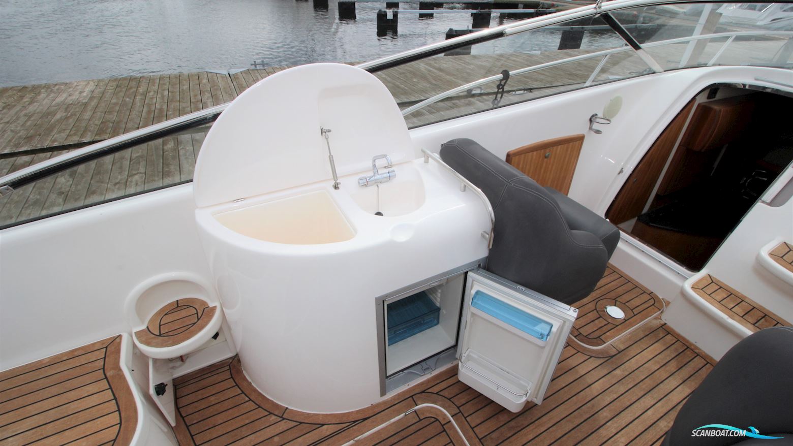 Windy Khamsin 34 Sun Lounge