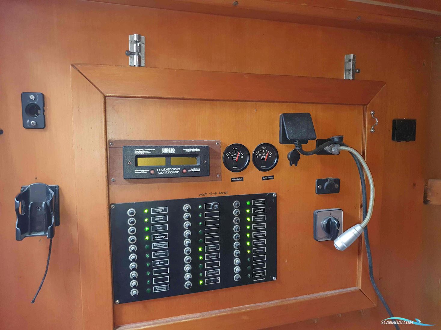 Ferretti Altura 33