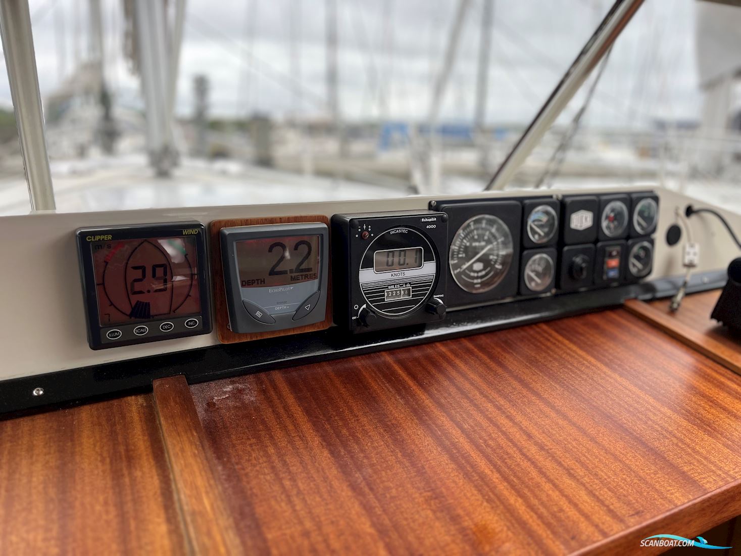 LM28