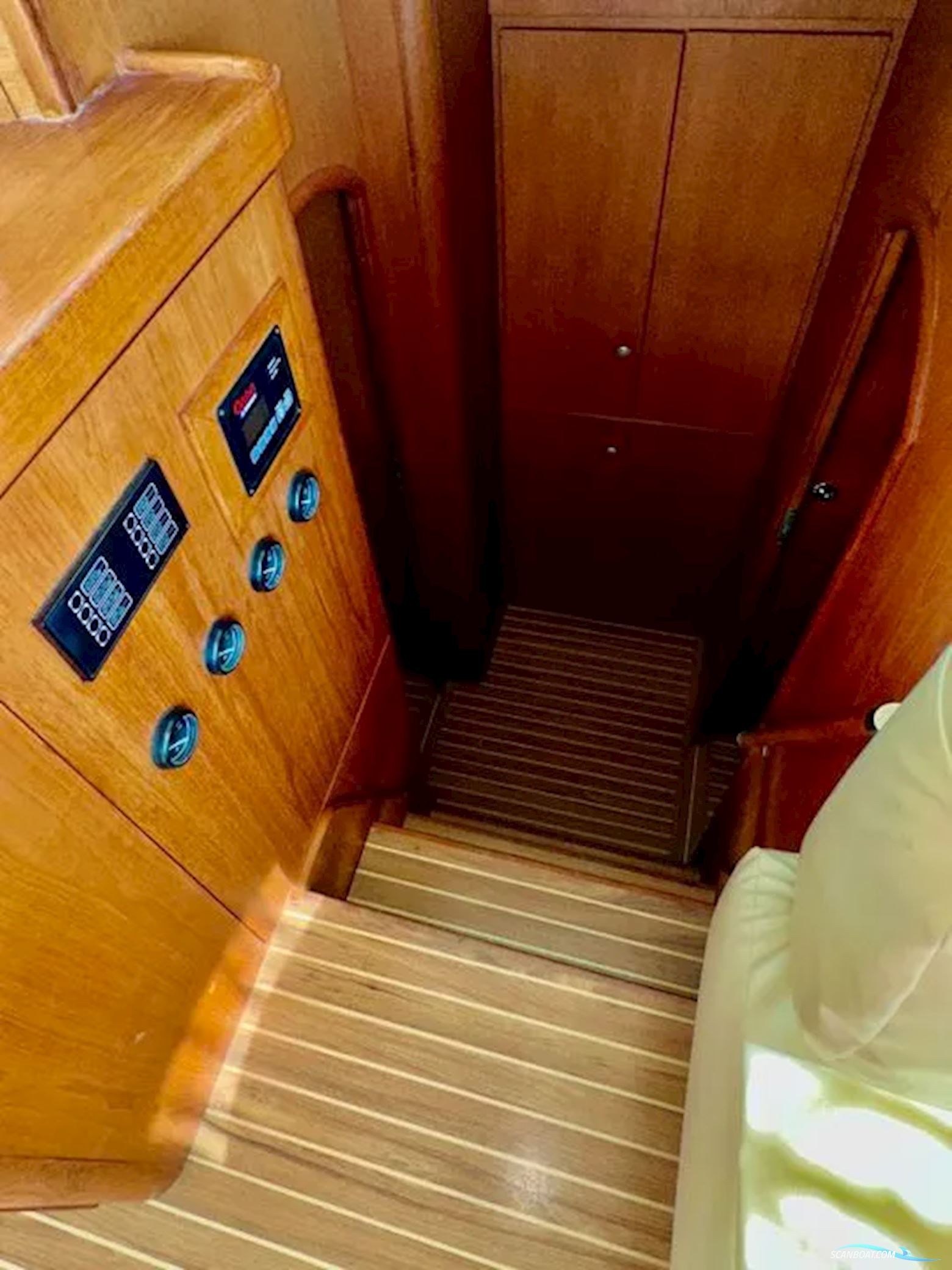 Cnb Lagoon 570