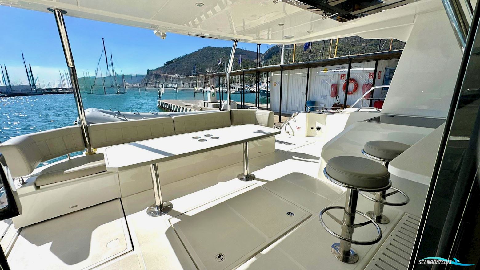 Aquila 54 Yacht