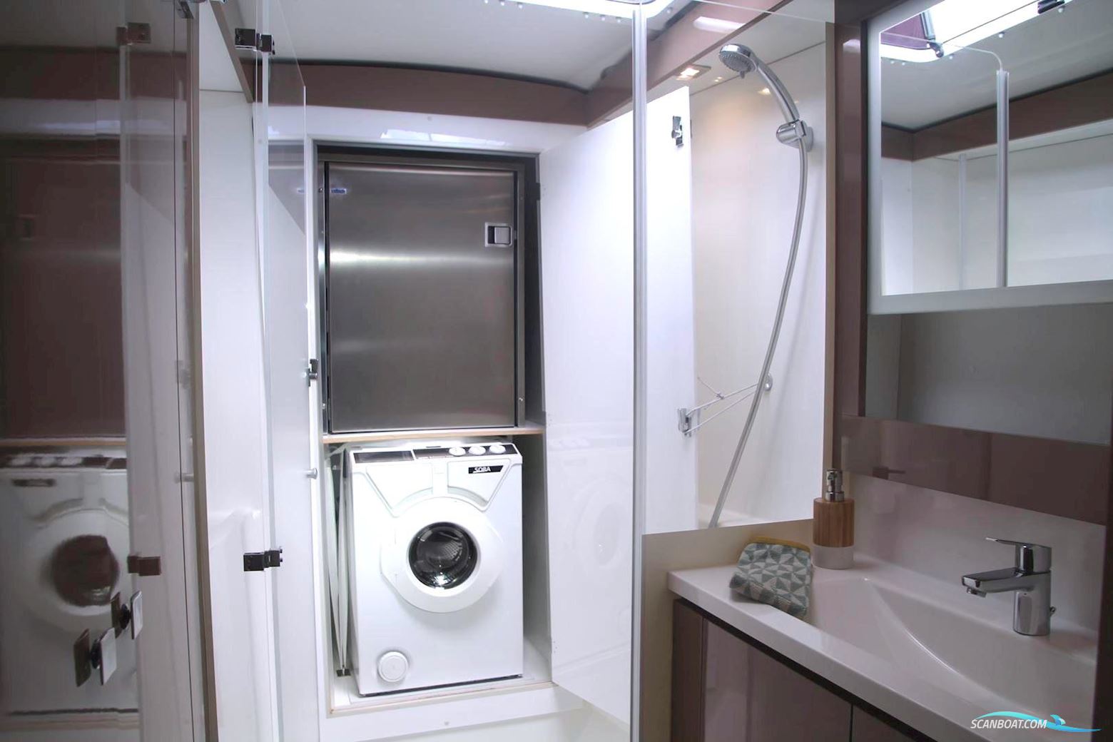 Fountaine Pajot Lucia 40