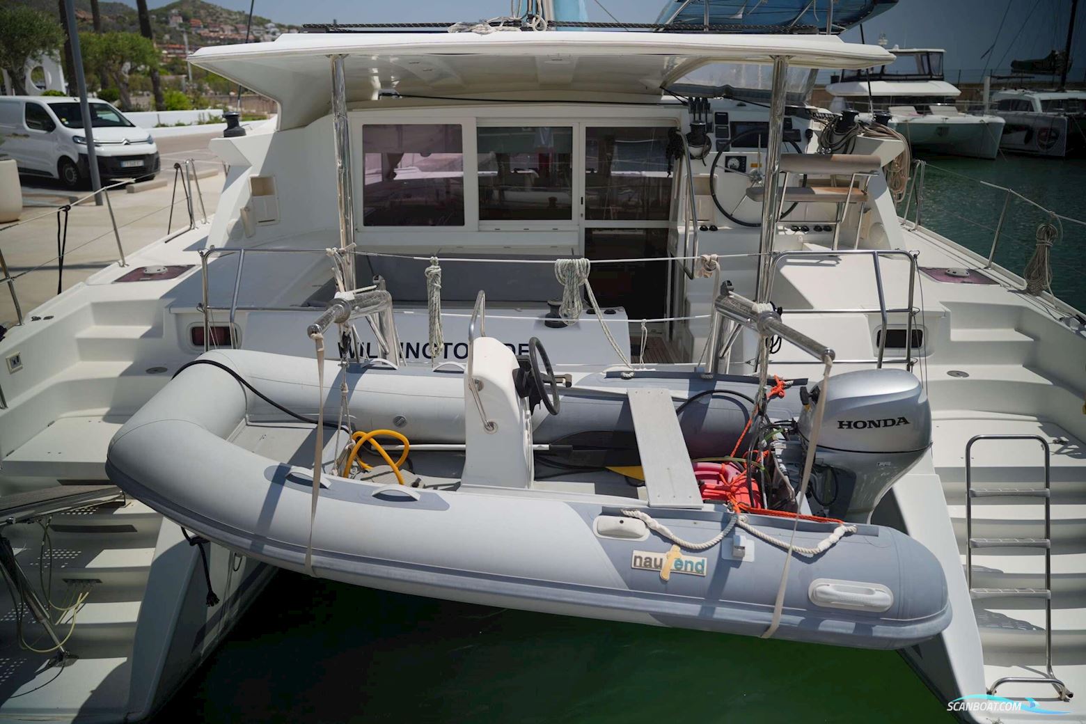 Lagoon 421