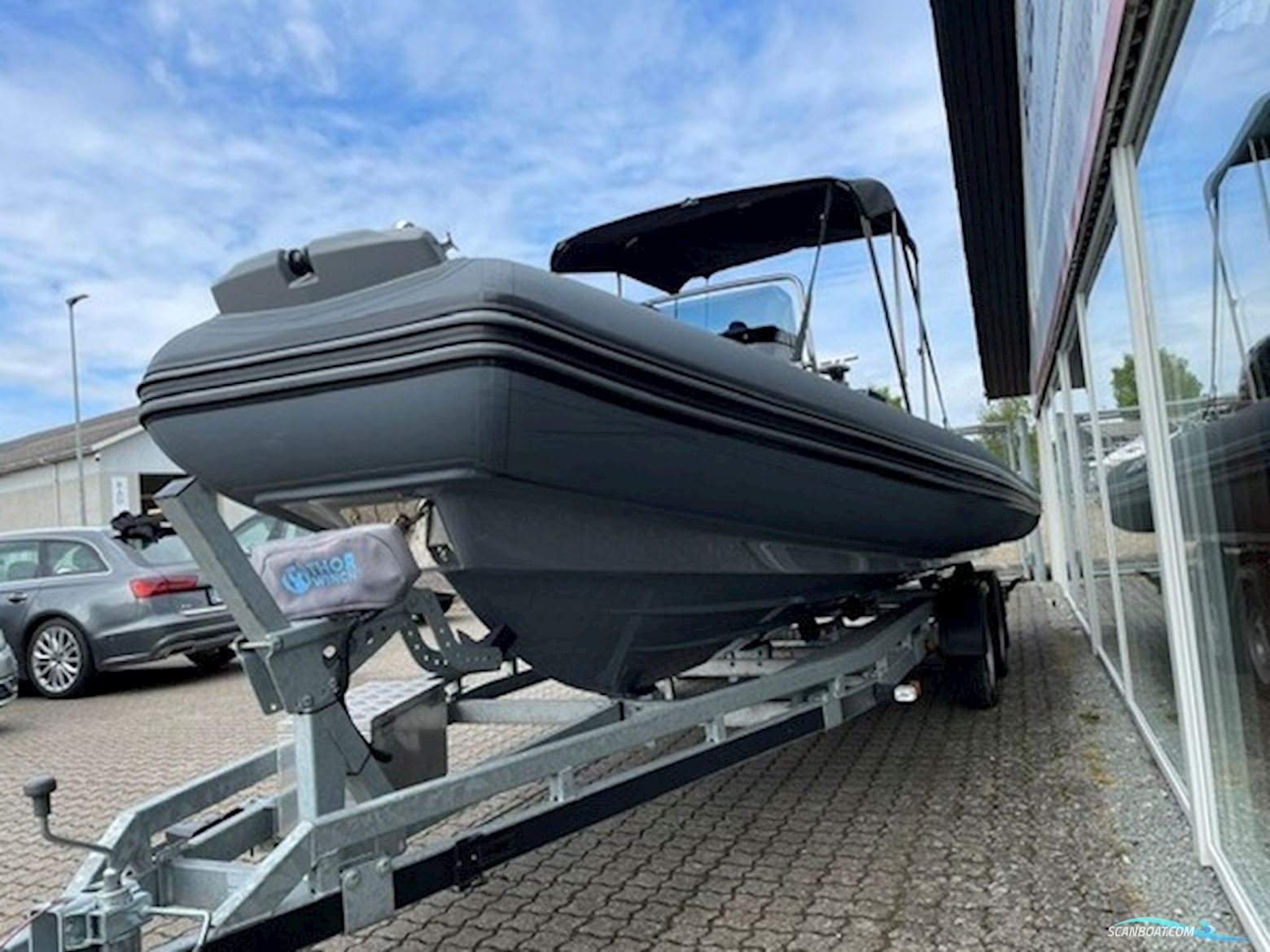 Brig Eagle 6,7 Rib Med F225 hk Mercury-Efi 4 Takt DS XL V6 3,4L og 2.000 kg Brenderup Bådtrailer.