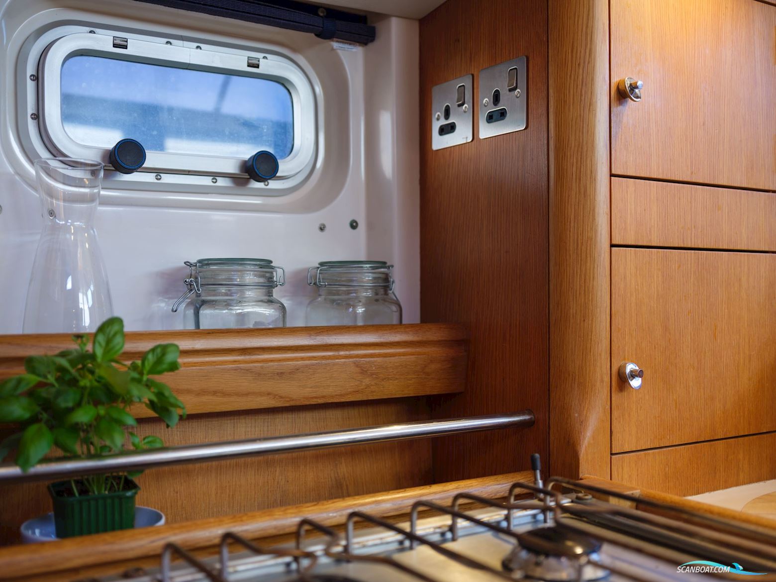 1996 Oyster 45 1996 – Exceptional Blue-Water Cruiser