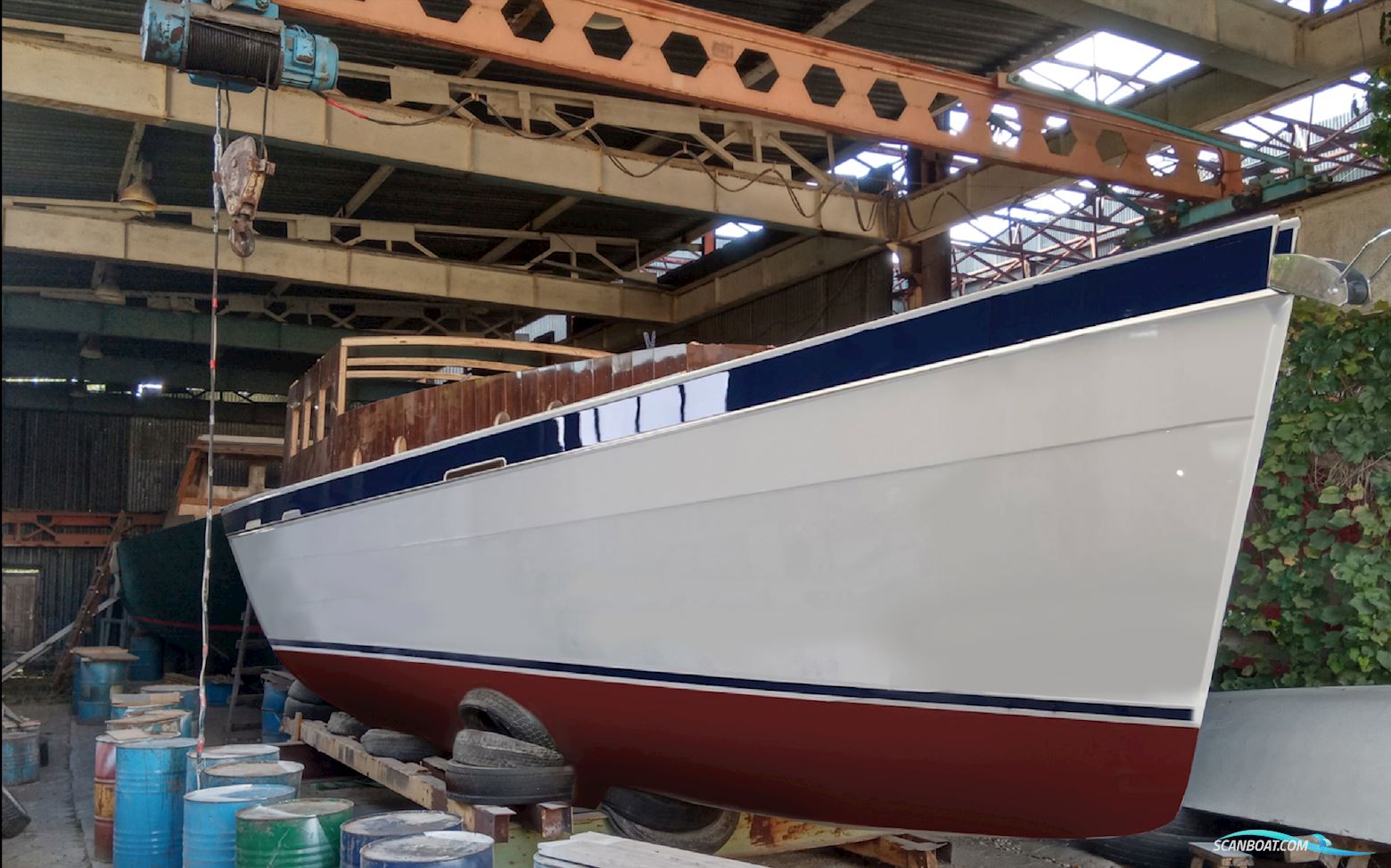 43ft Deck Saloon