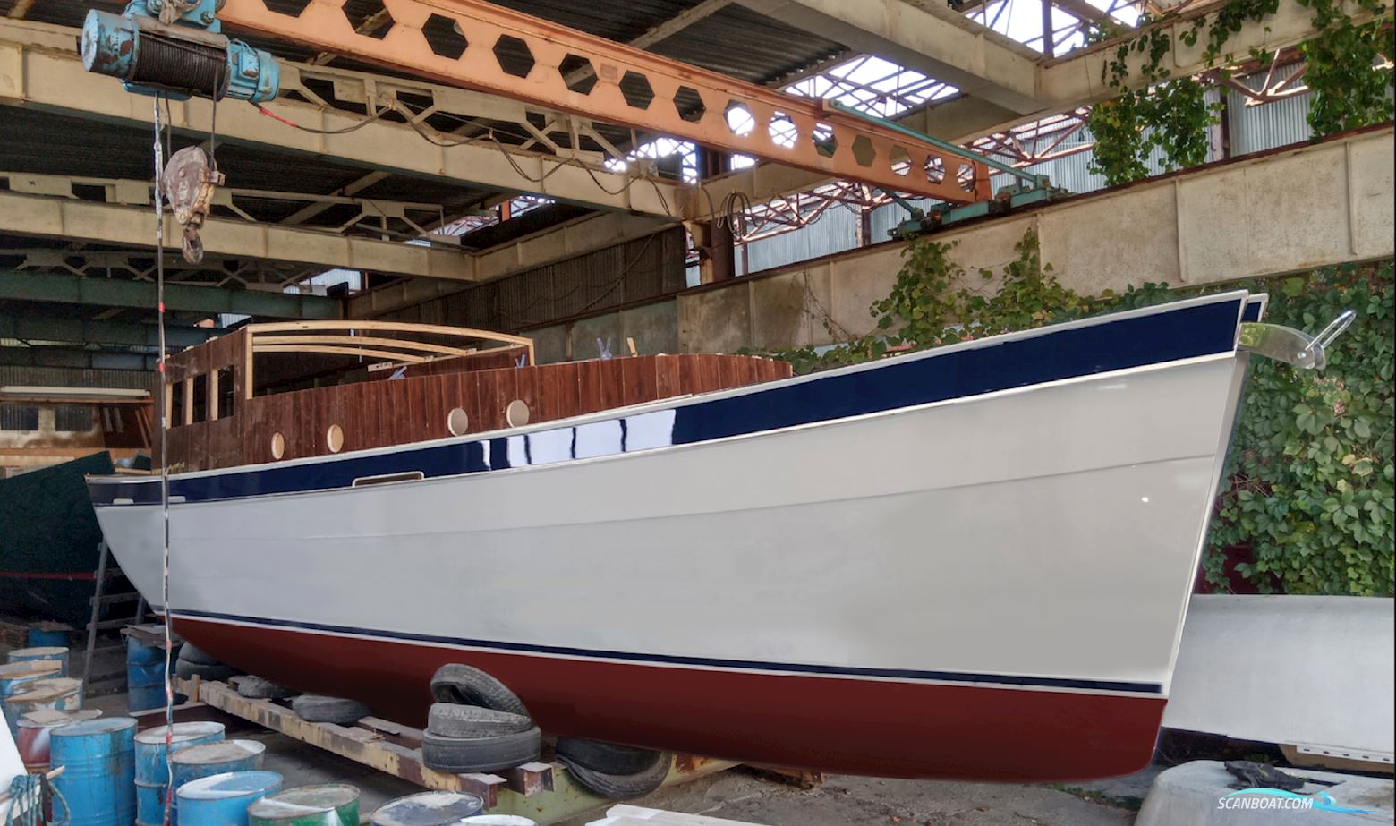 43ft Deck Saloon