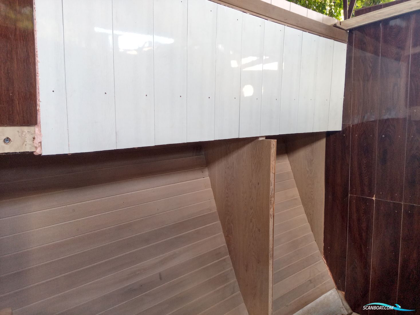 43ft Deck Saloon