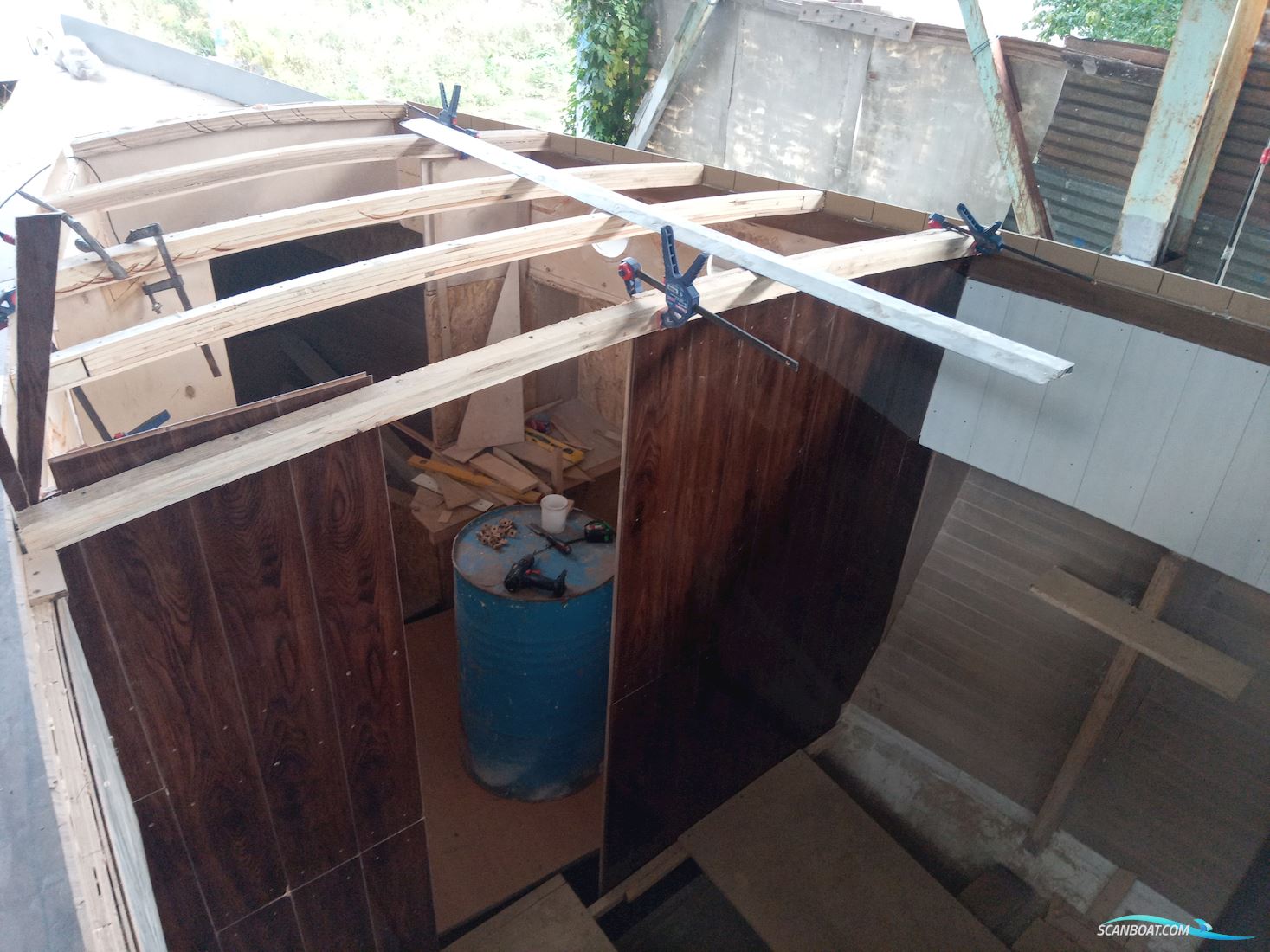 43ft Deck Saloon