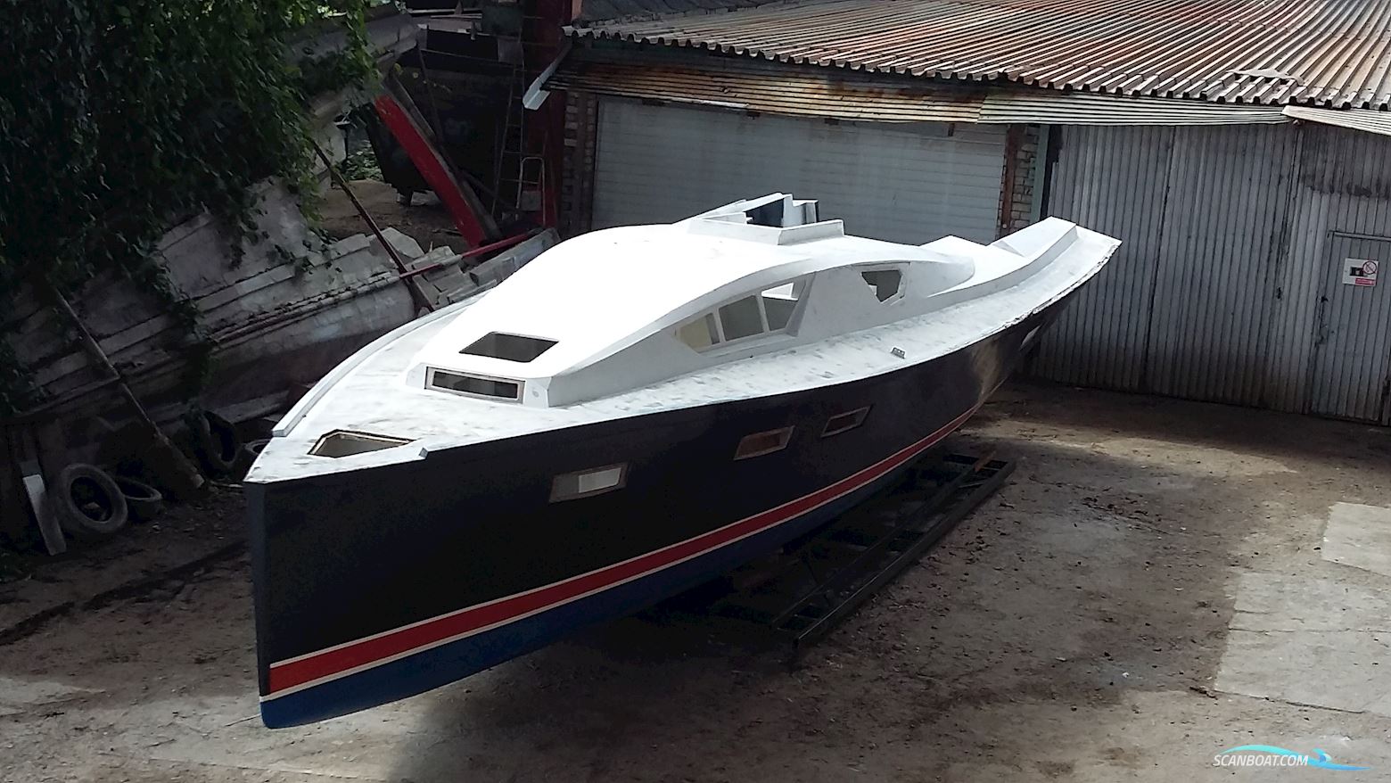 43ft Deck Saloon