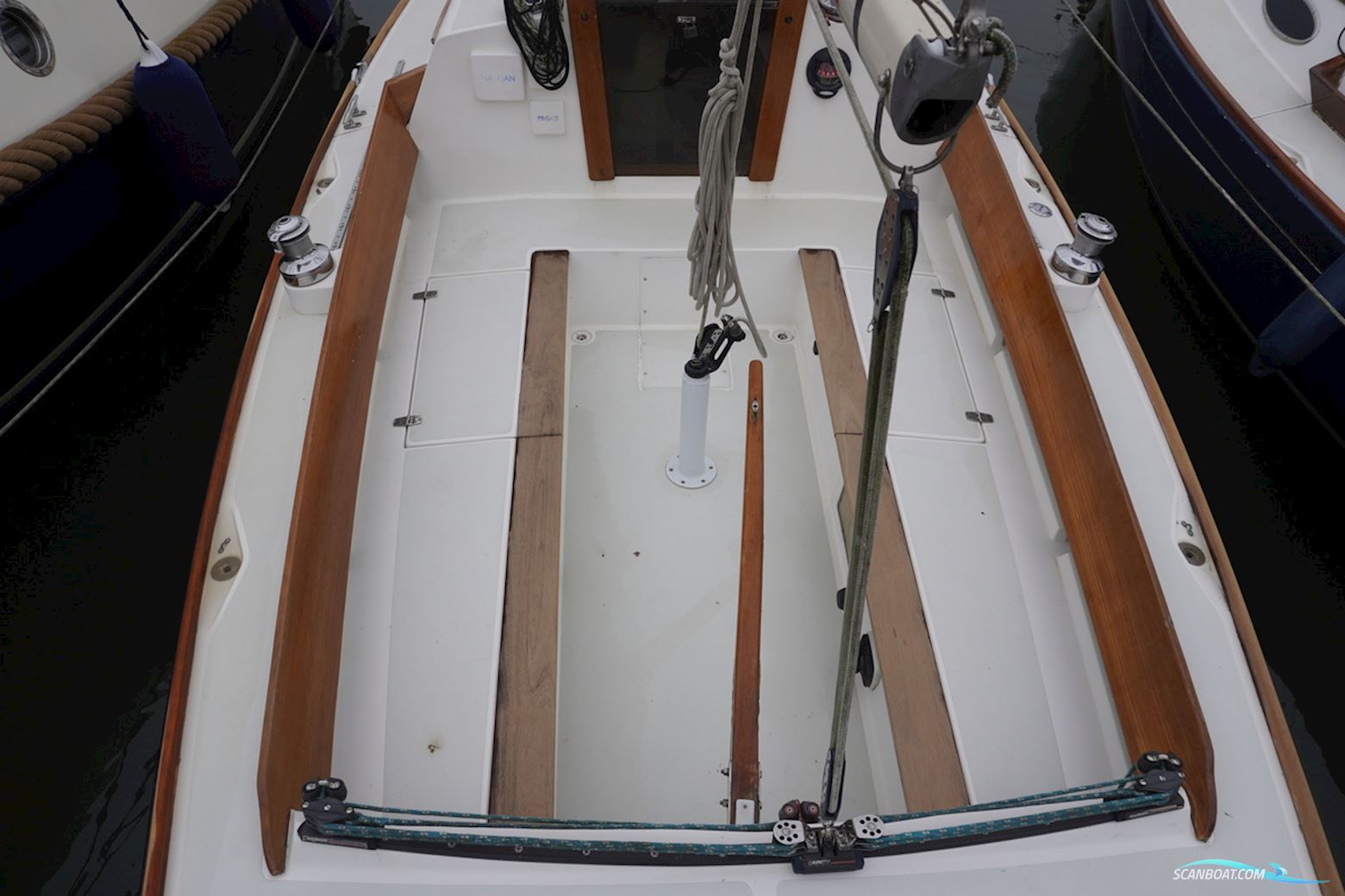 Alerion Express 28