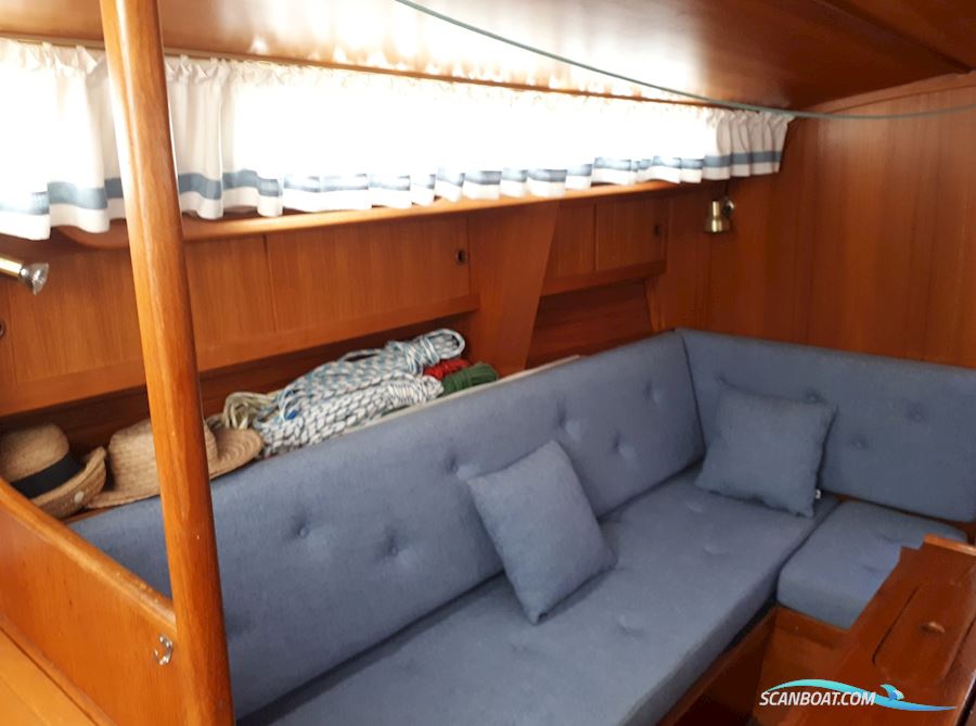 Athena 34 - Helmsman