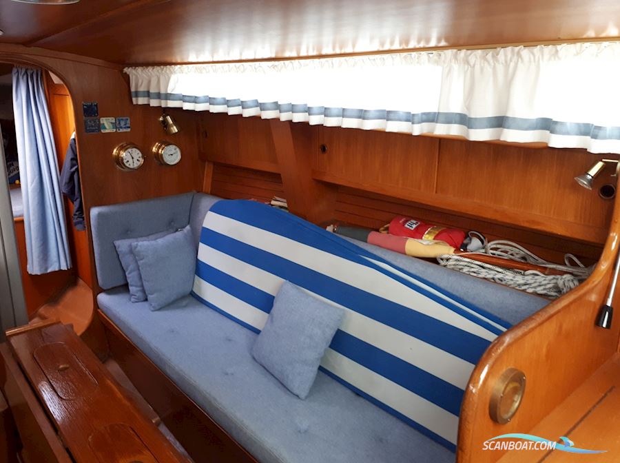 Athena 34 - Helmsman