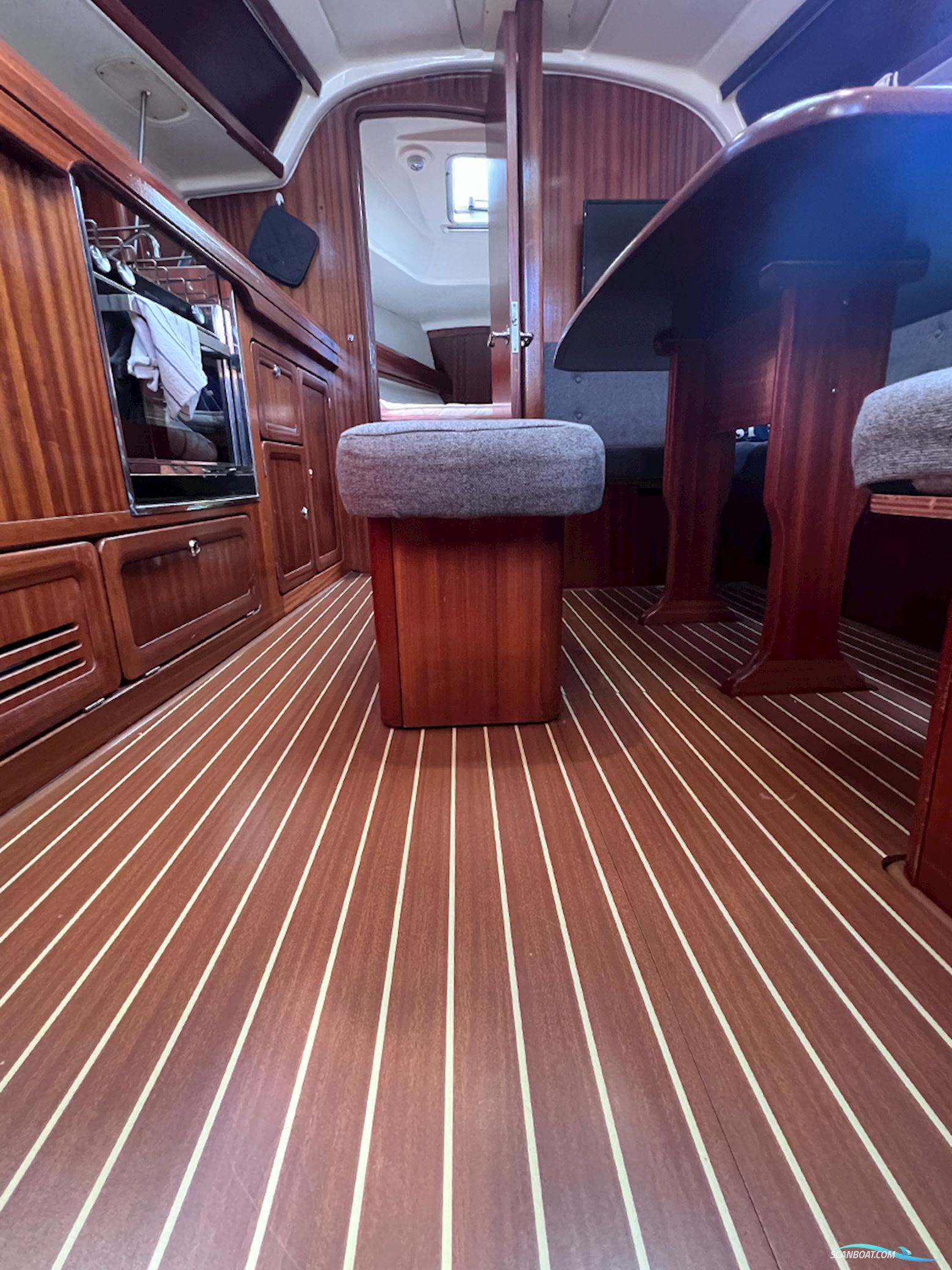 Bavaria 37