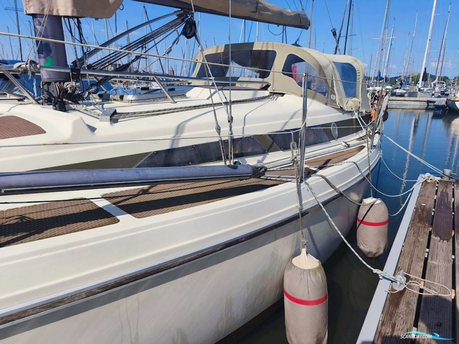 Bavaria 890