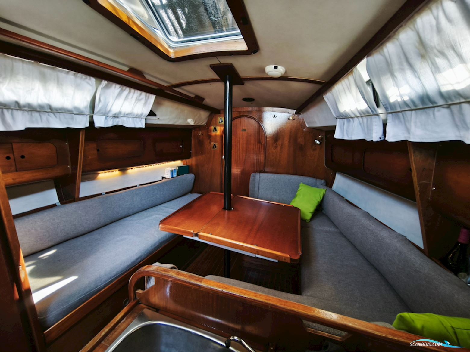 Bavaria 890