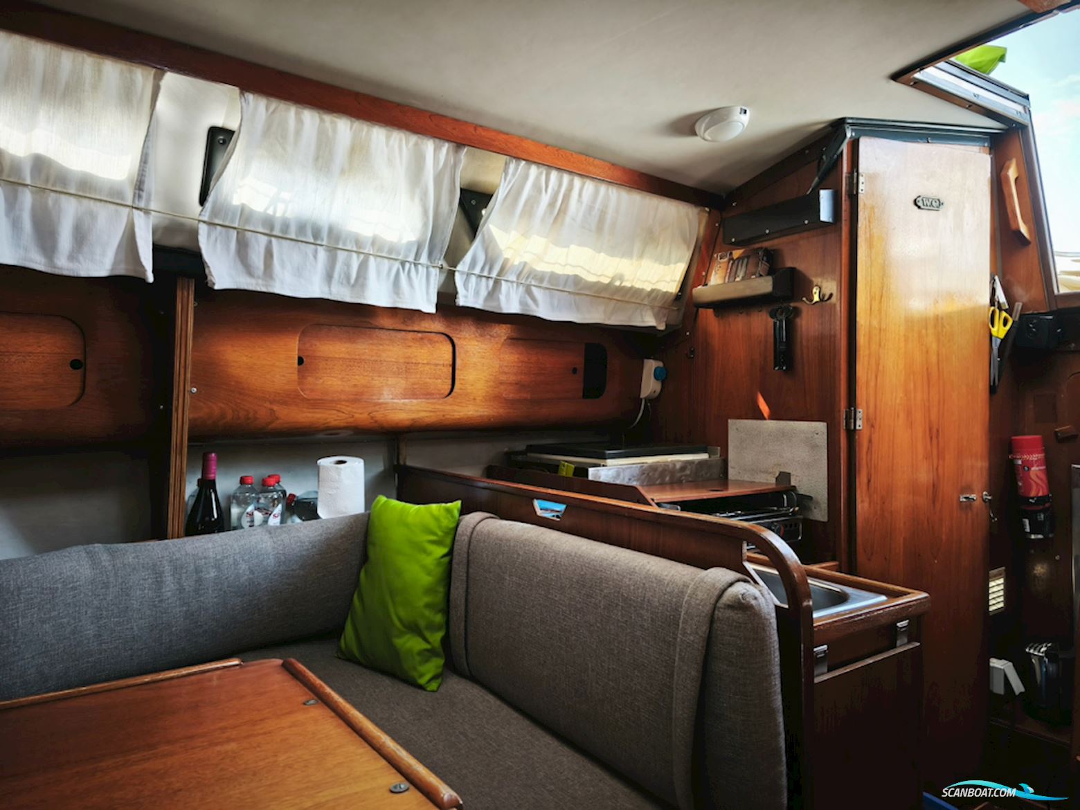 Bavaria 890