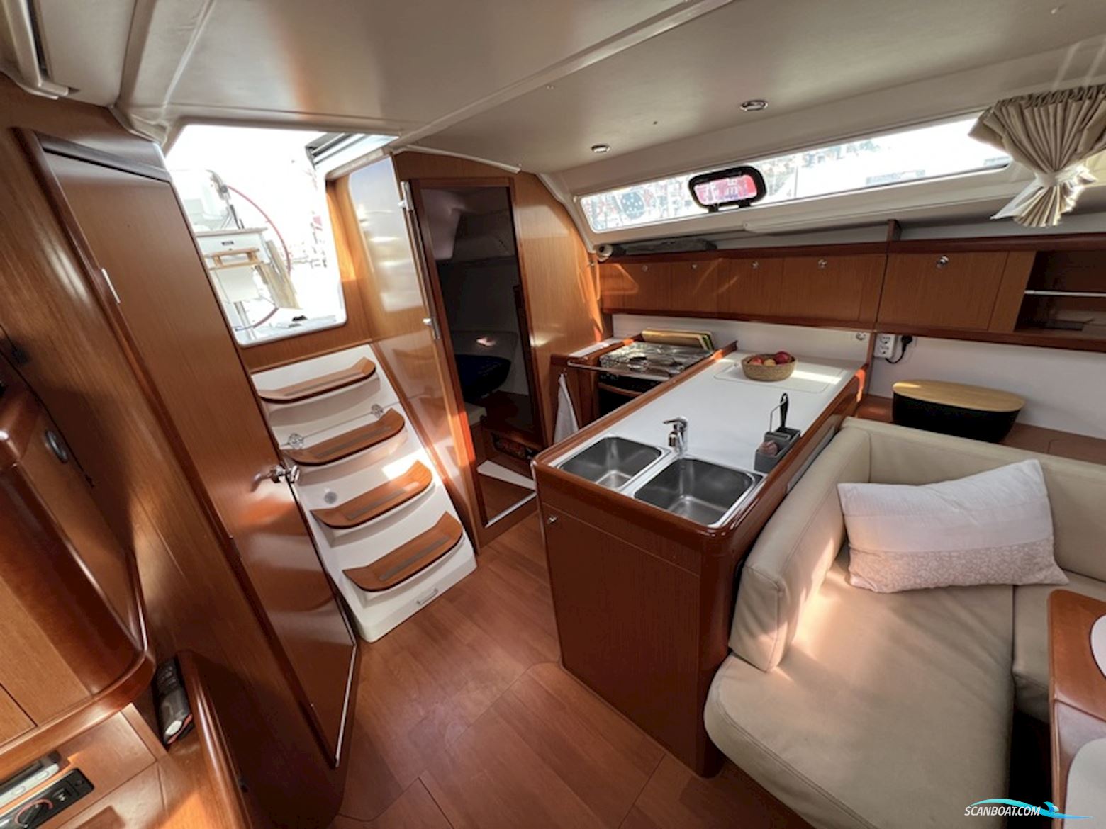 Beneteau Oceanis 37