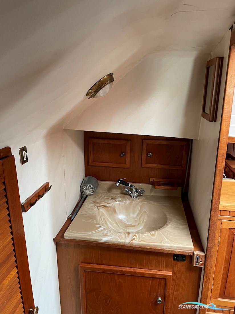 Bruce Roberts Spray 33