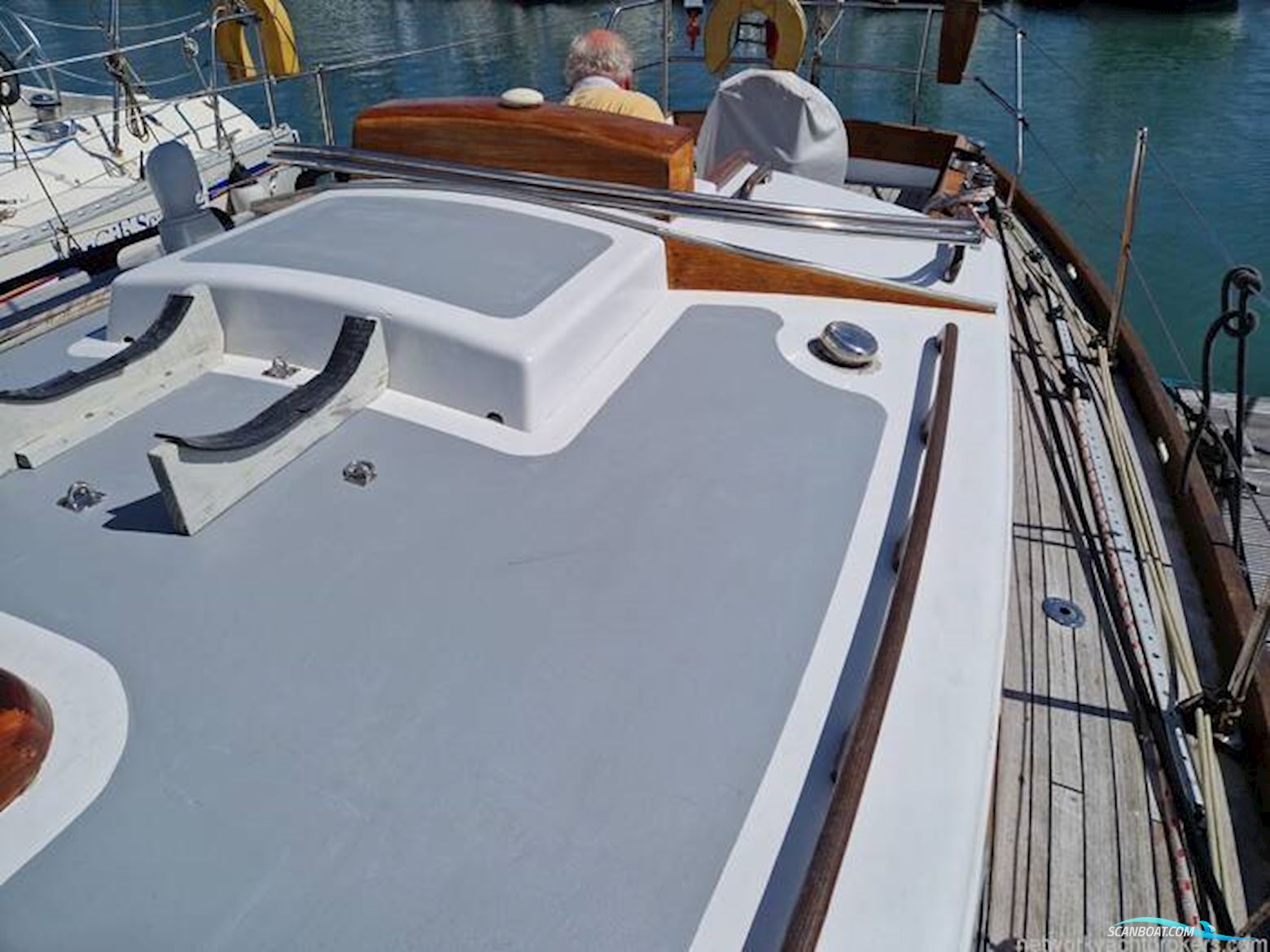 Classic Yacht Robertson 35