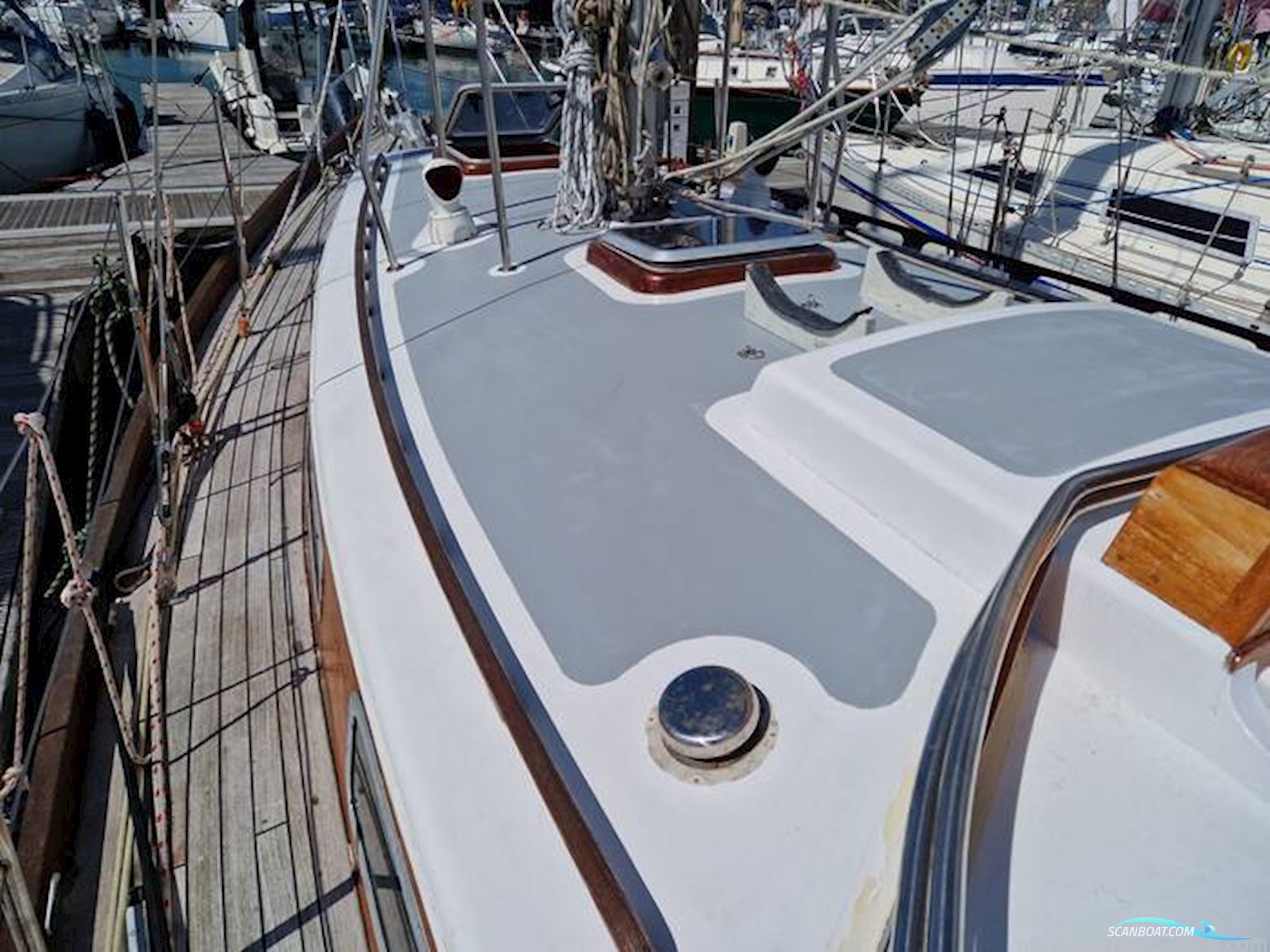 Classic Yacht Robertson 35