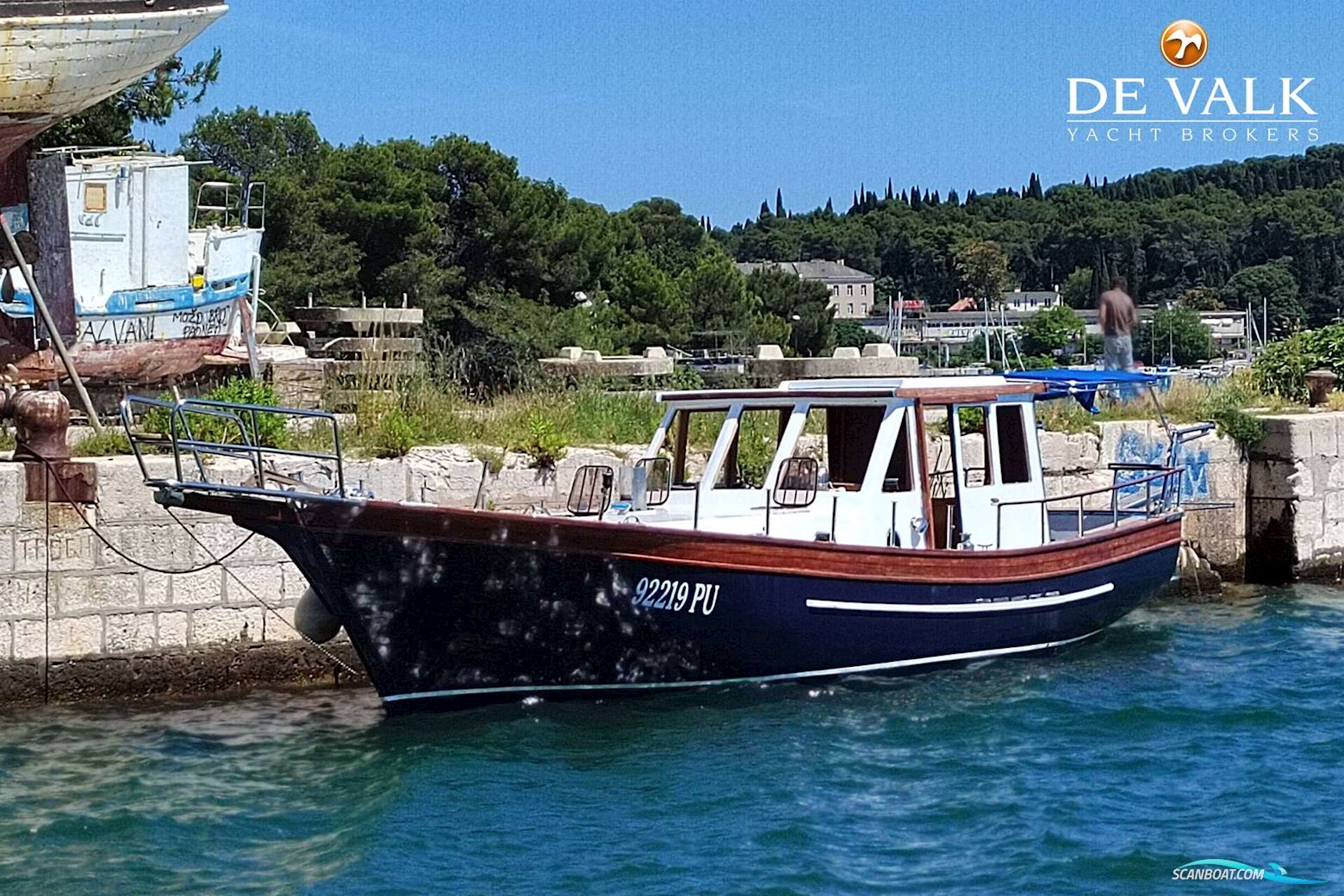 Custom Built Houseboat luxe motor