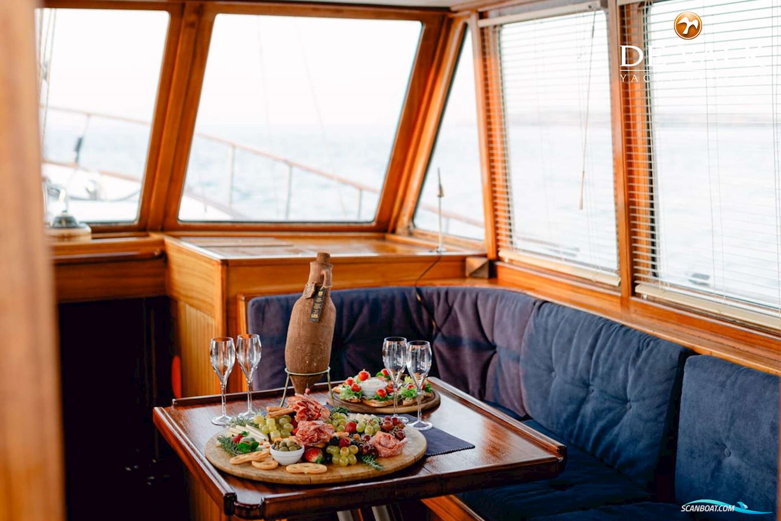 Custom Built Houseboat luxe motor