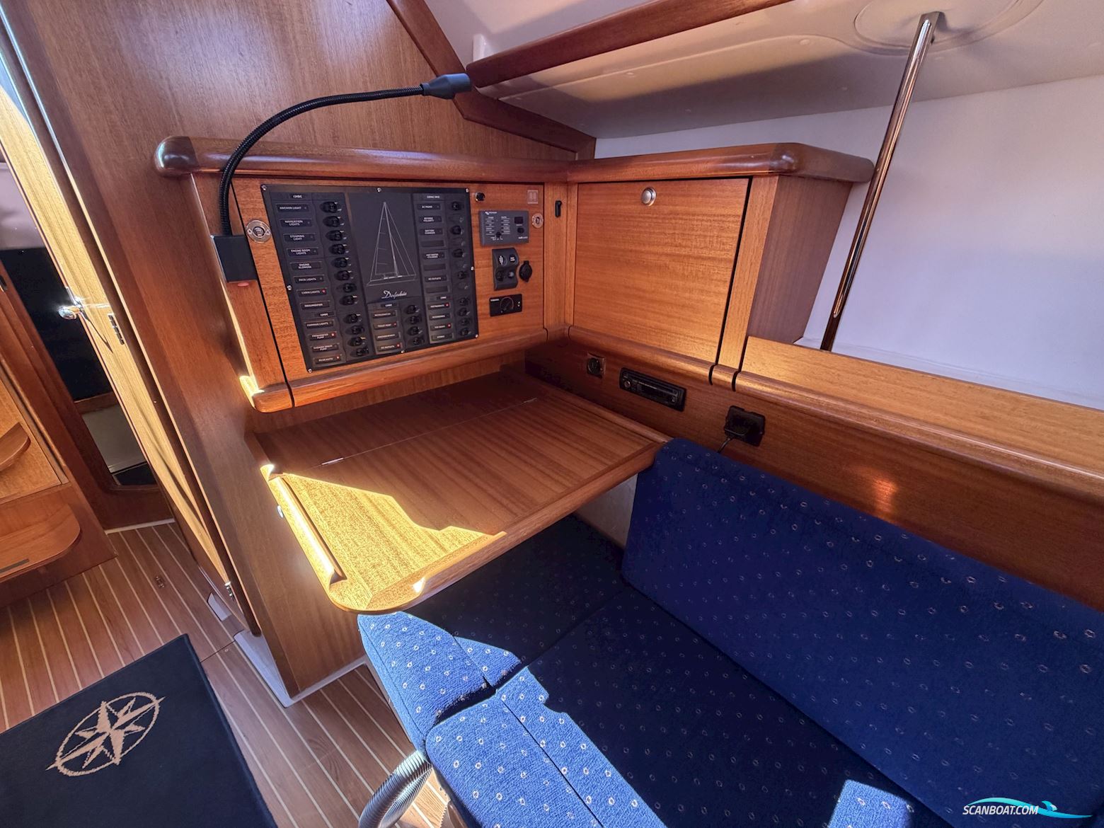 Delphia Delphia 37