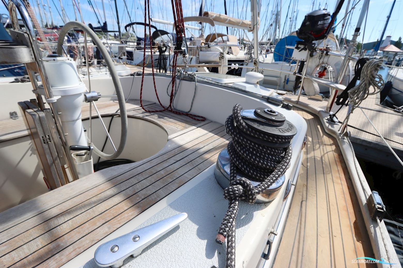 Hallberg Rassy 352
