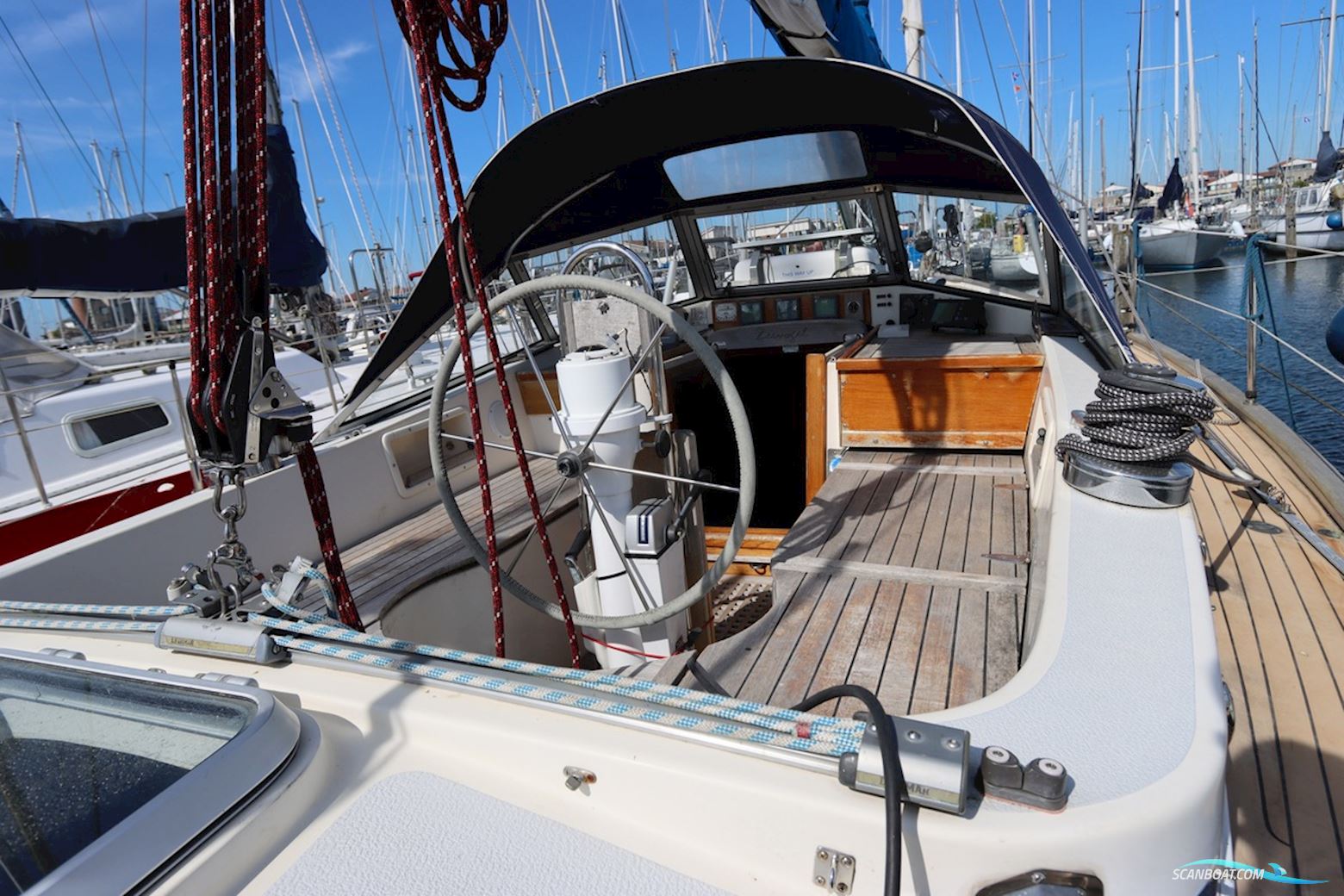 Hallberg Rassy 352