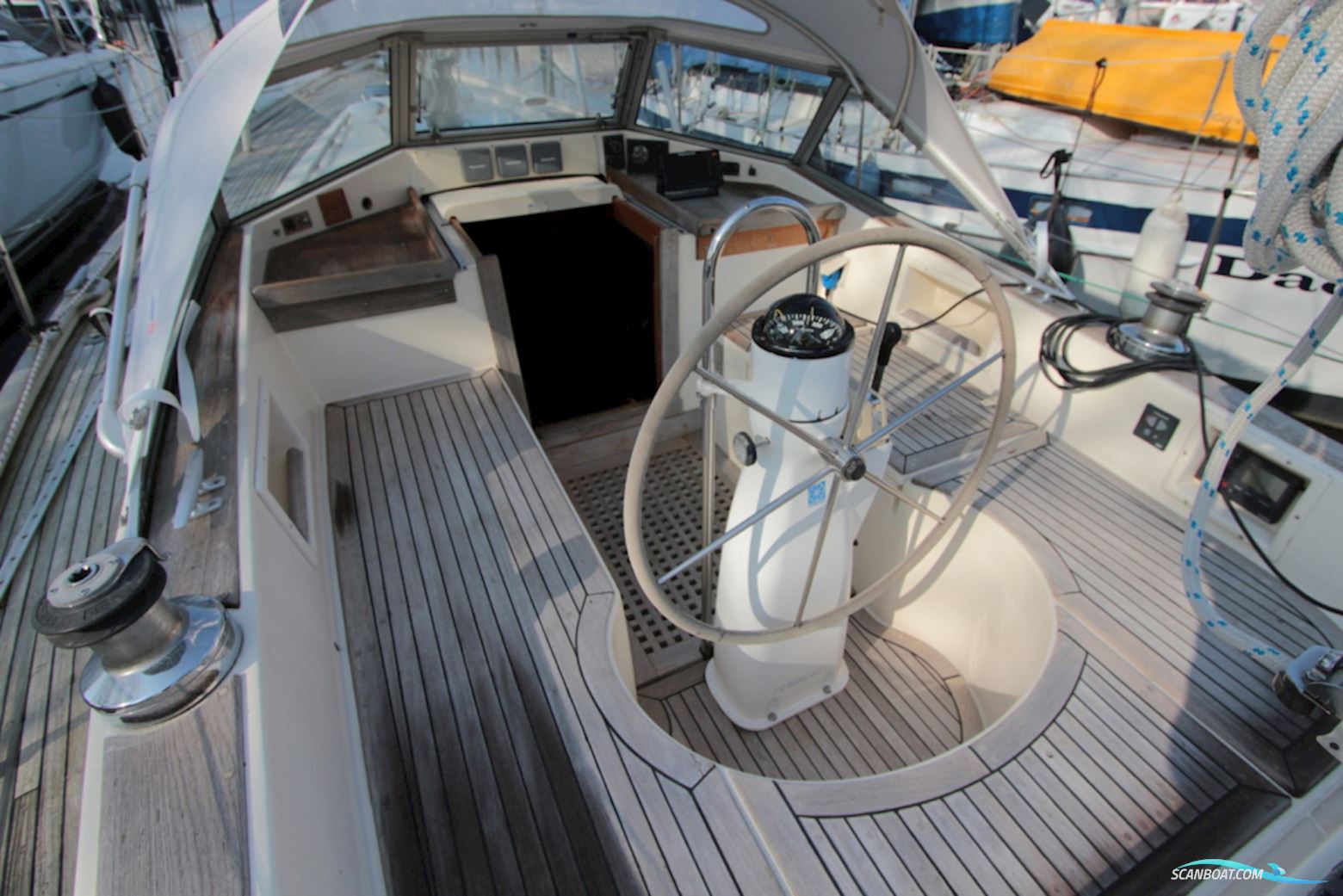 Hallberg Rassy 352