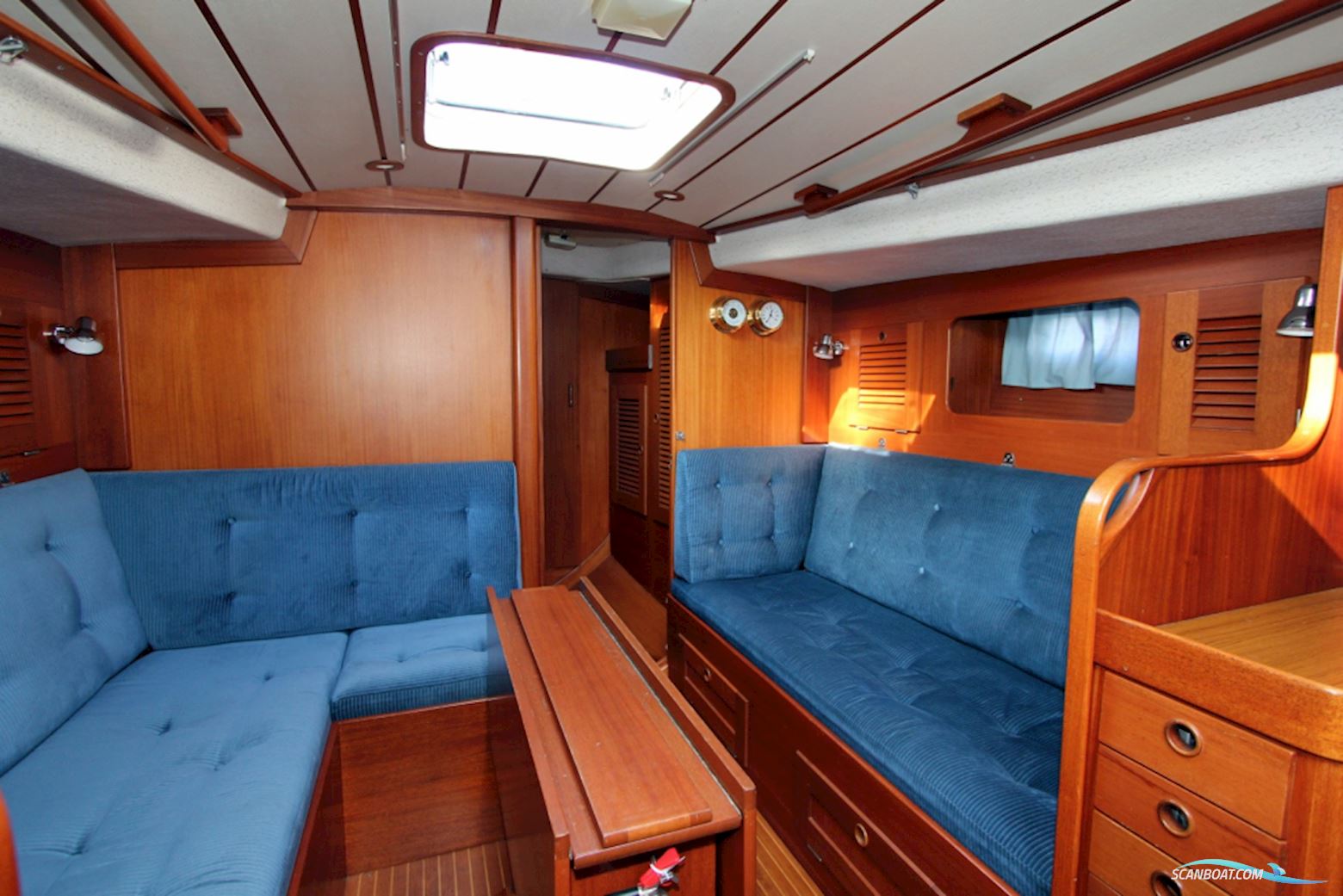 Hallberg Rassy 352