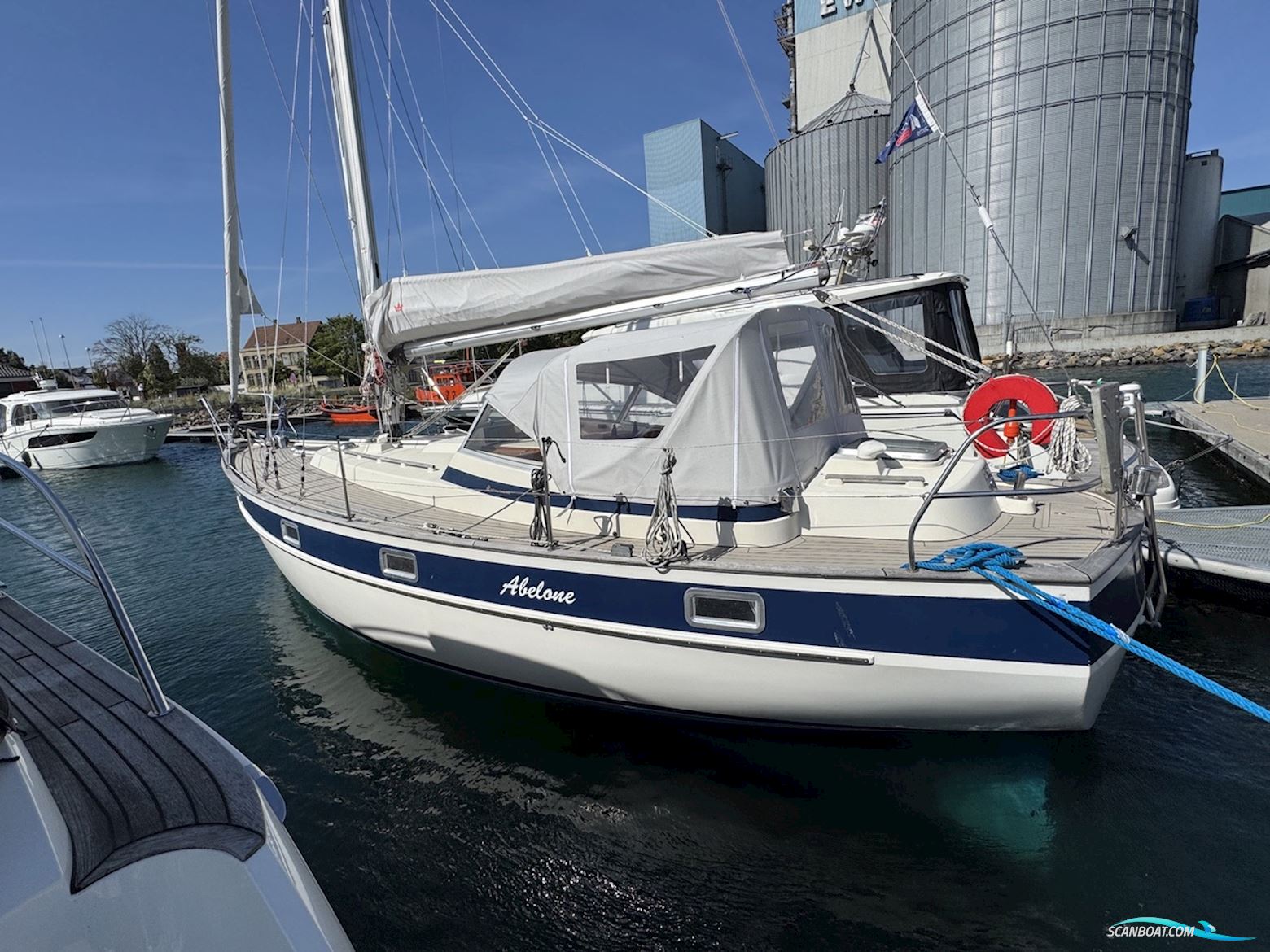 Hallberg Rassy 352