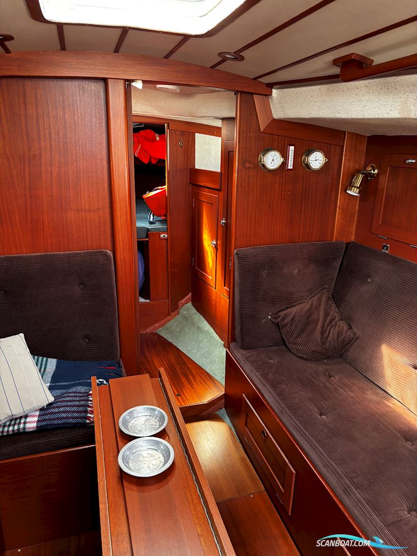 Hallberg Rassy 352