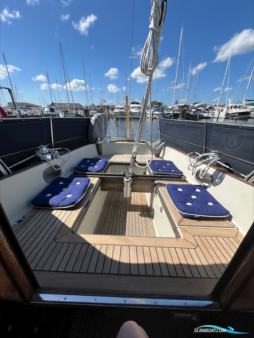 Hallberg-Rassy Mistress 32
