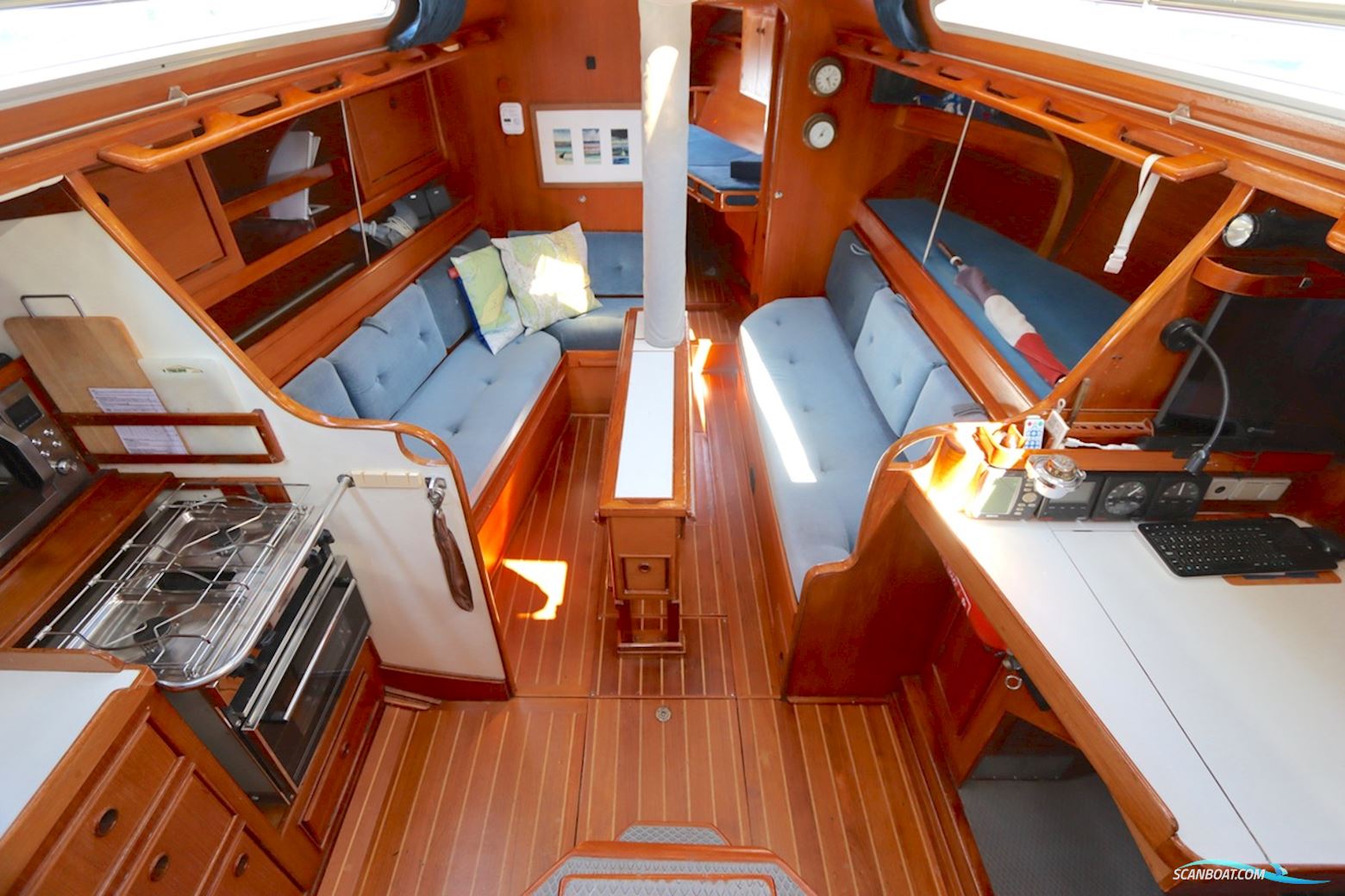 Holman & Pye Red Admiral 36