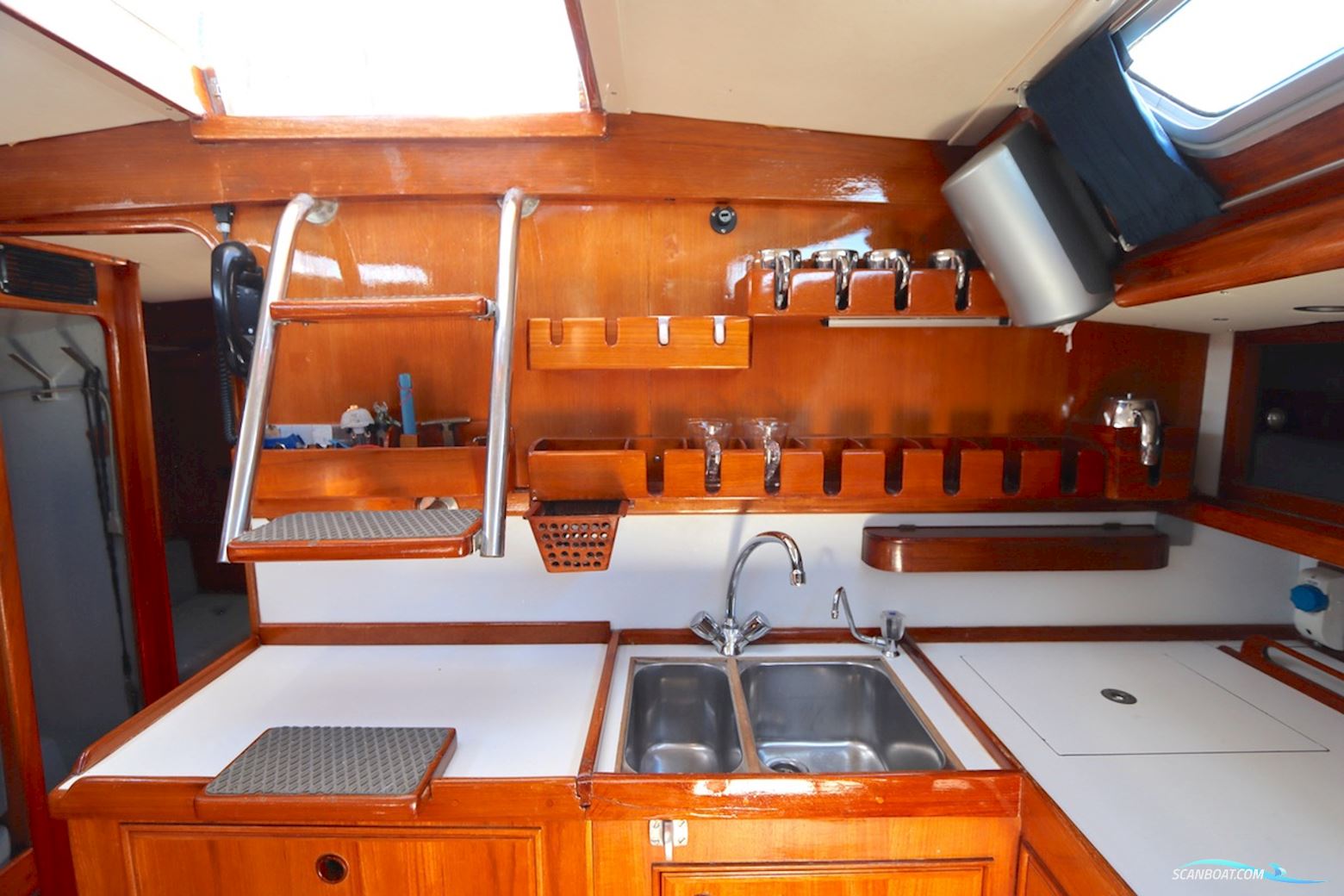 Holman & Pye Red Admiral 36