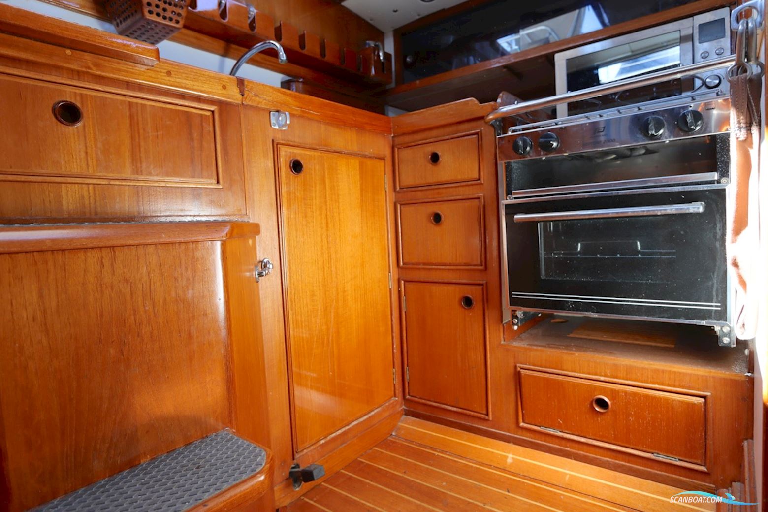 Holman & Pye Red Admiral 36