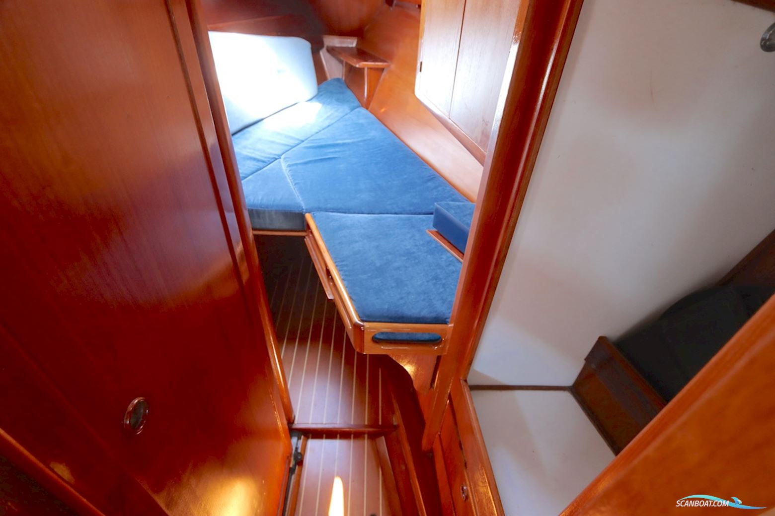 Holman & Pye Red Admiral 36