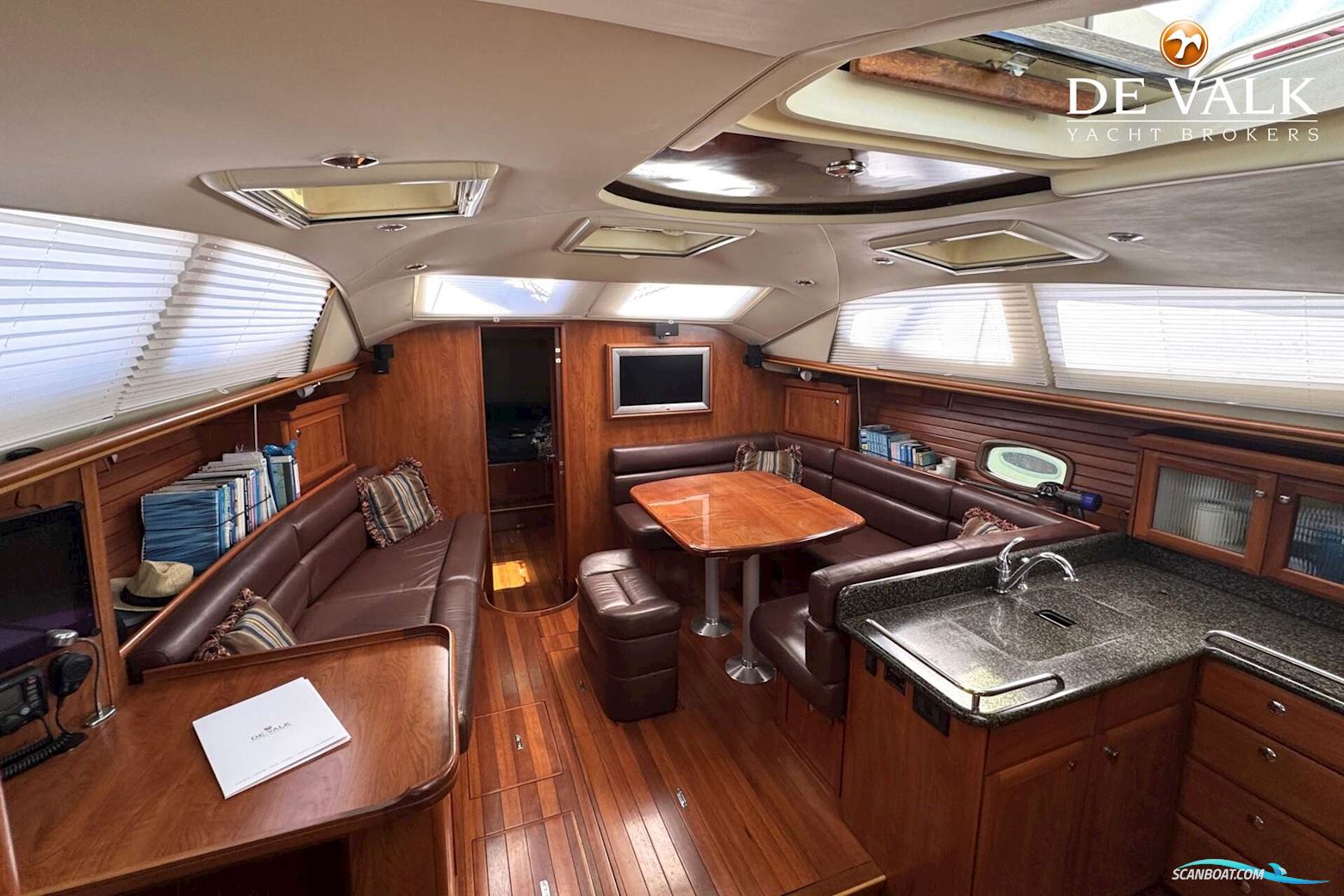 Hunter 50 Center Cockpit