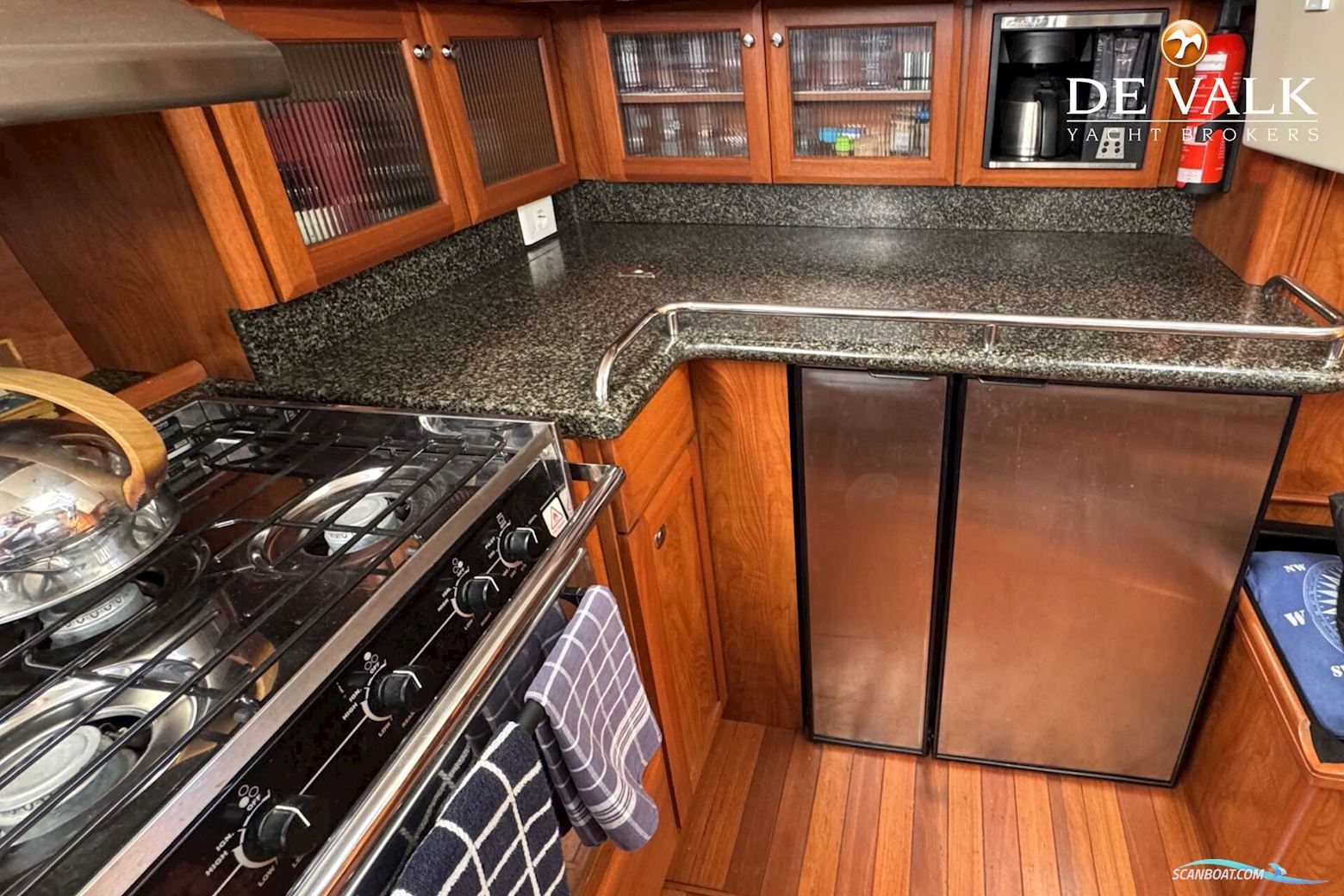 Hunter 50 Center Cockpit