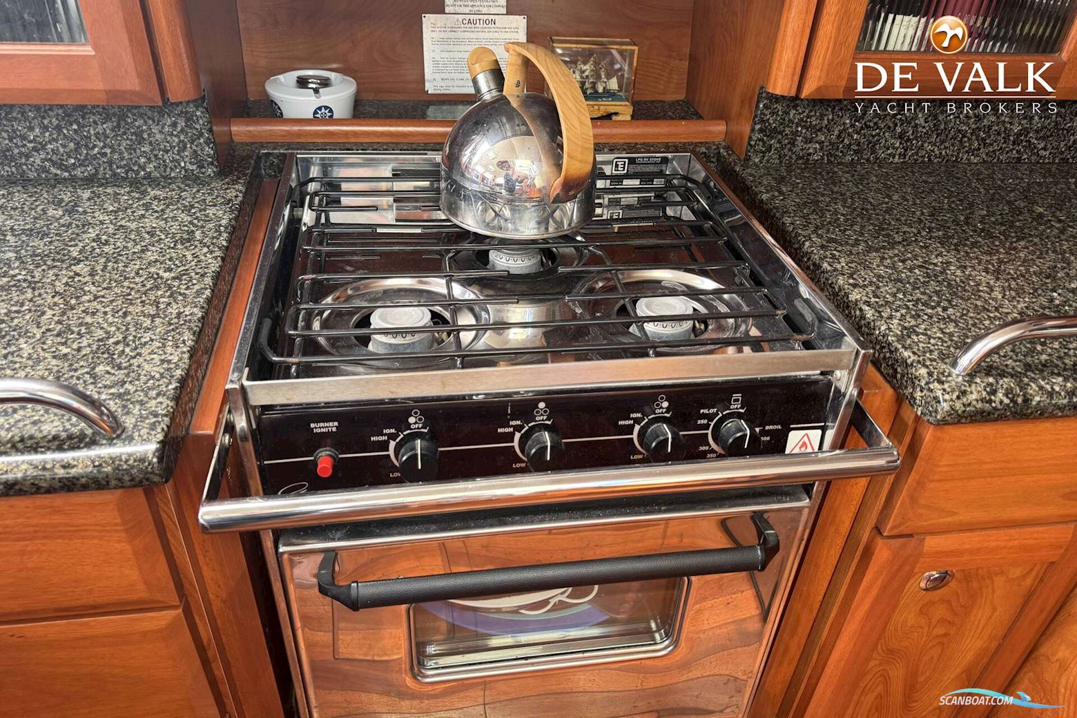 Hunter 50 Center Cockpit