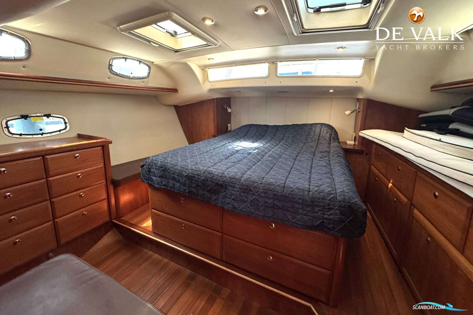 Hunter 50 Center Cockpit