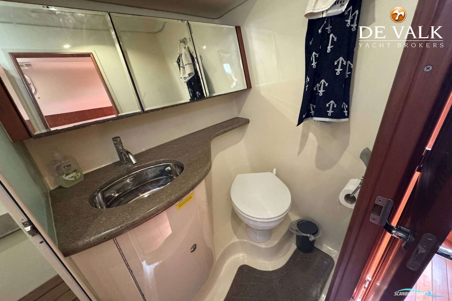 Hunter 50 Center Cockpit